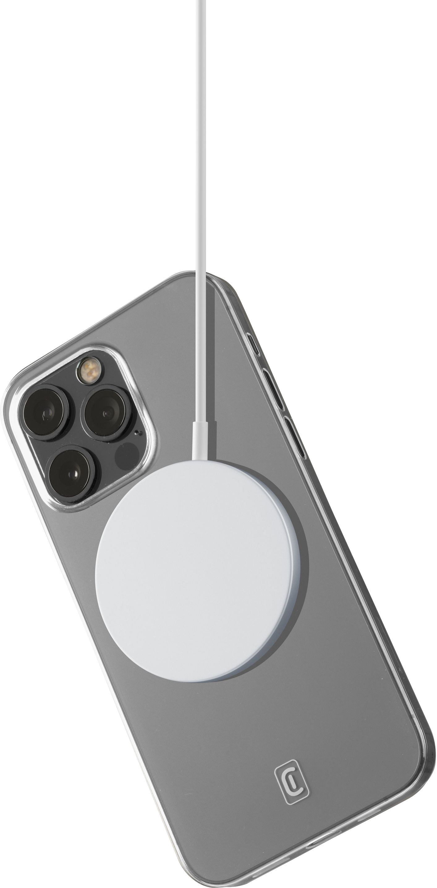Ein graues Telefon mit einem weißen Ladepad und Kabel. Die Telefonhülle ist transparent. Der Hintergrund ist weiß.
