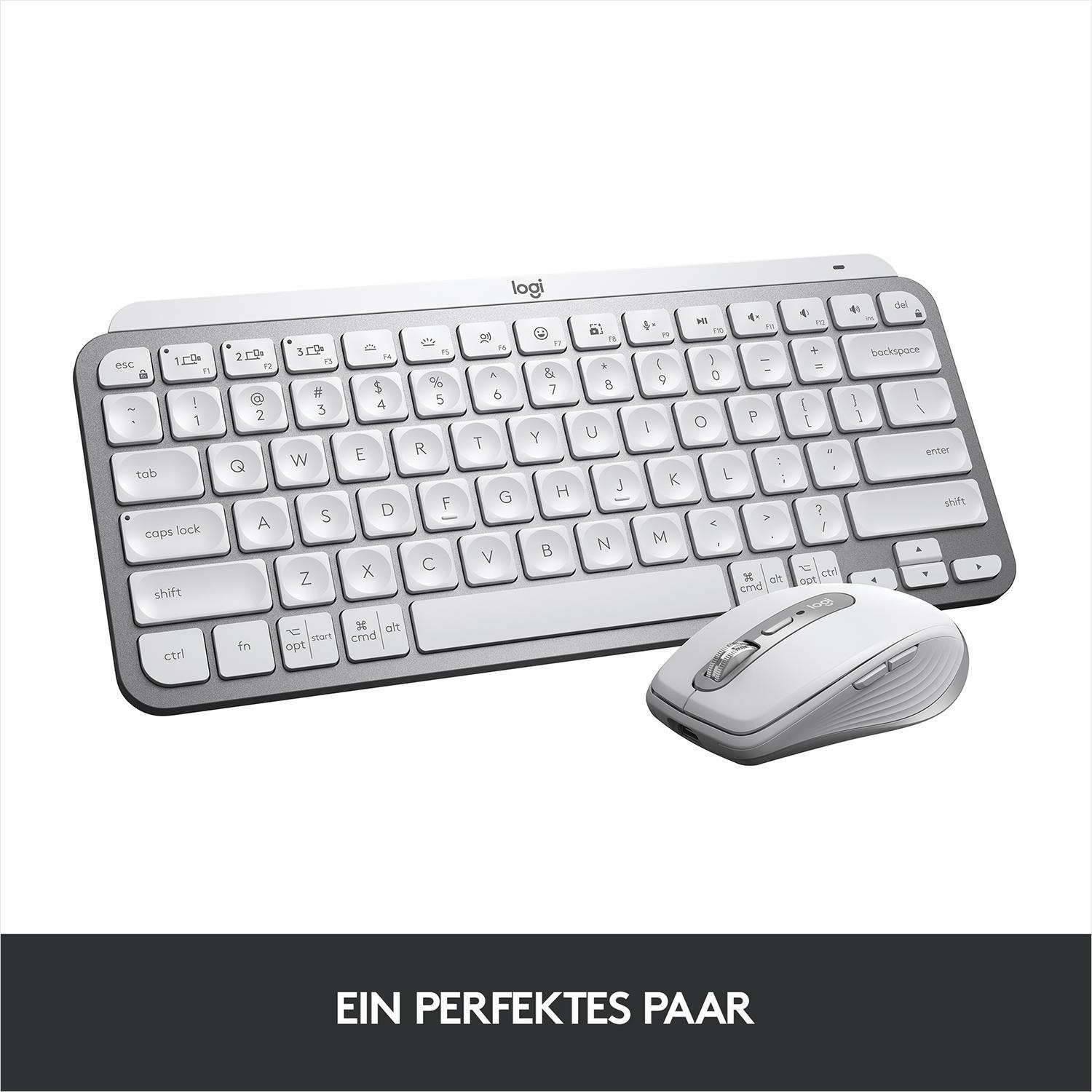 Ein weißes Tastatur- und Maus-Set auf einer weißen Oberfläche. Die Tastatur hat weiße Tasten und einen silbernen Rahmen.