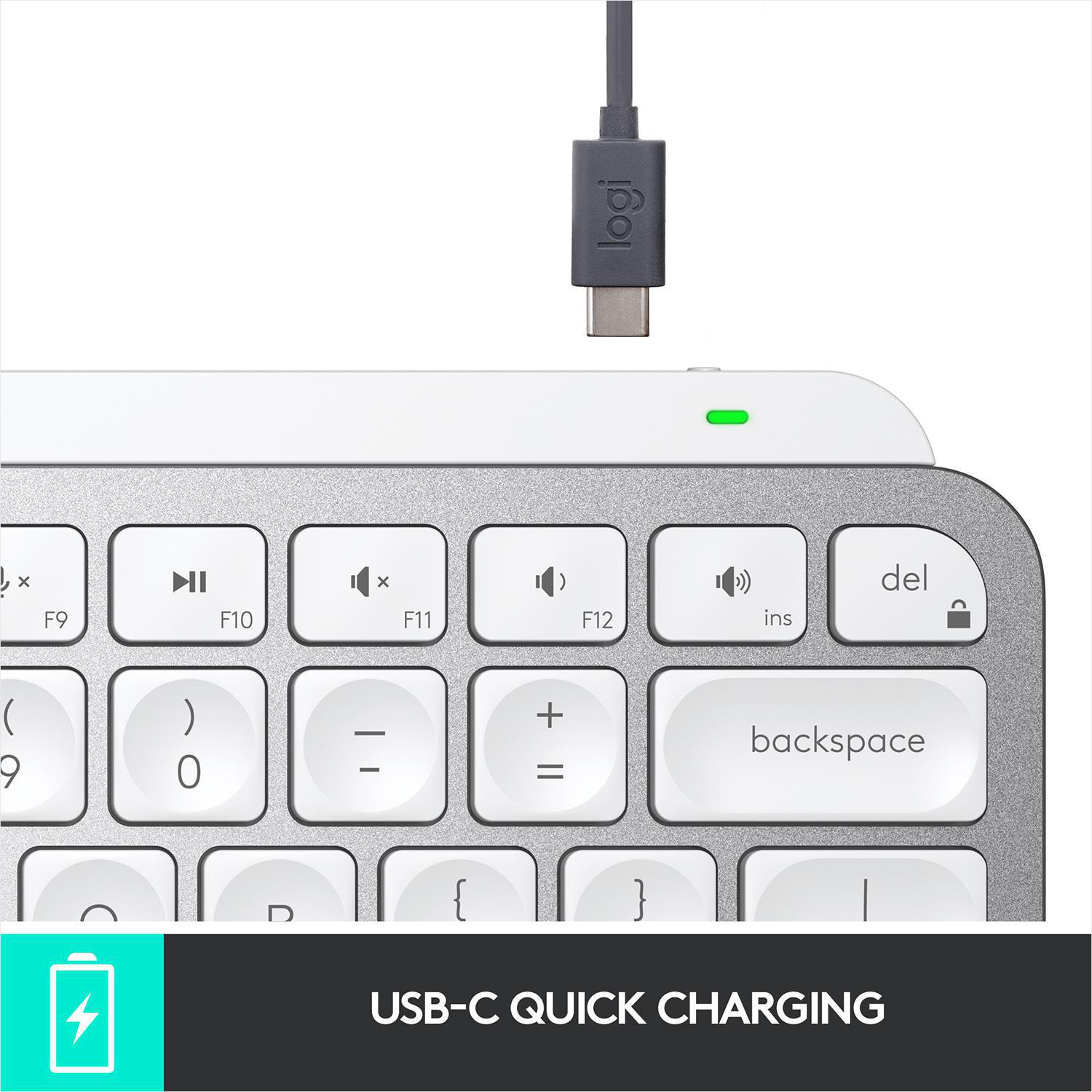 Nahaufnahme einer Tastatur mit USB-C-Ladeanschluss. Die Tastatur ist silber und weiß.