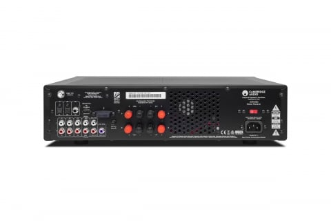 Rückansicht eines schwarzen Audio-Receivers mit verschiedenen Ein-/Ausgangsanschlüssen, Knöpfen und einem Cambridge Audio-Logo.