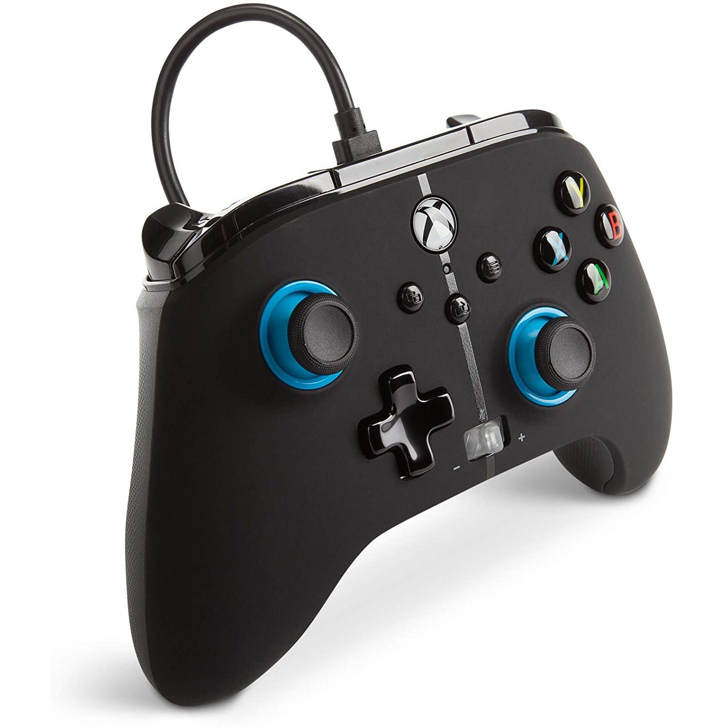 Mando de juego negro con detalles azules. Conectado por cable. Fondo blanco.