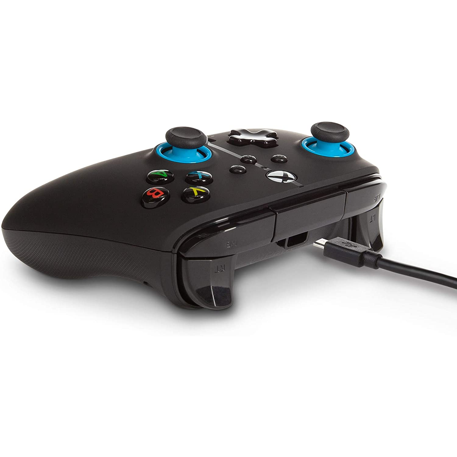 Mando de juegos negro conectado por cable. Detalles azules en botones y joysticks.