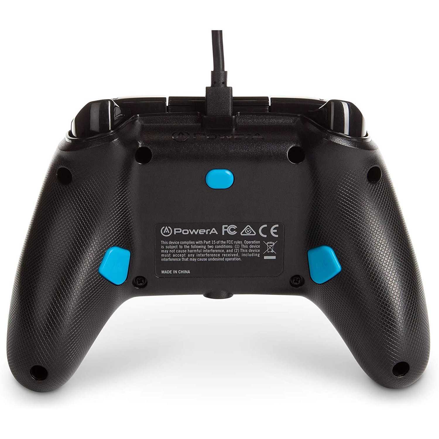 Mando de juegos negro con botones azules y cable, aislado en blanco.