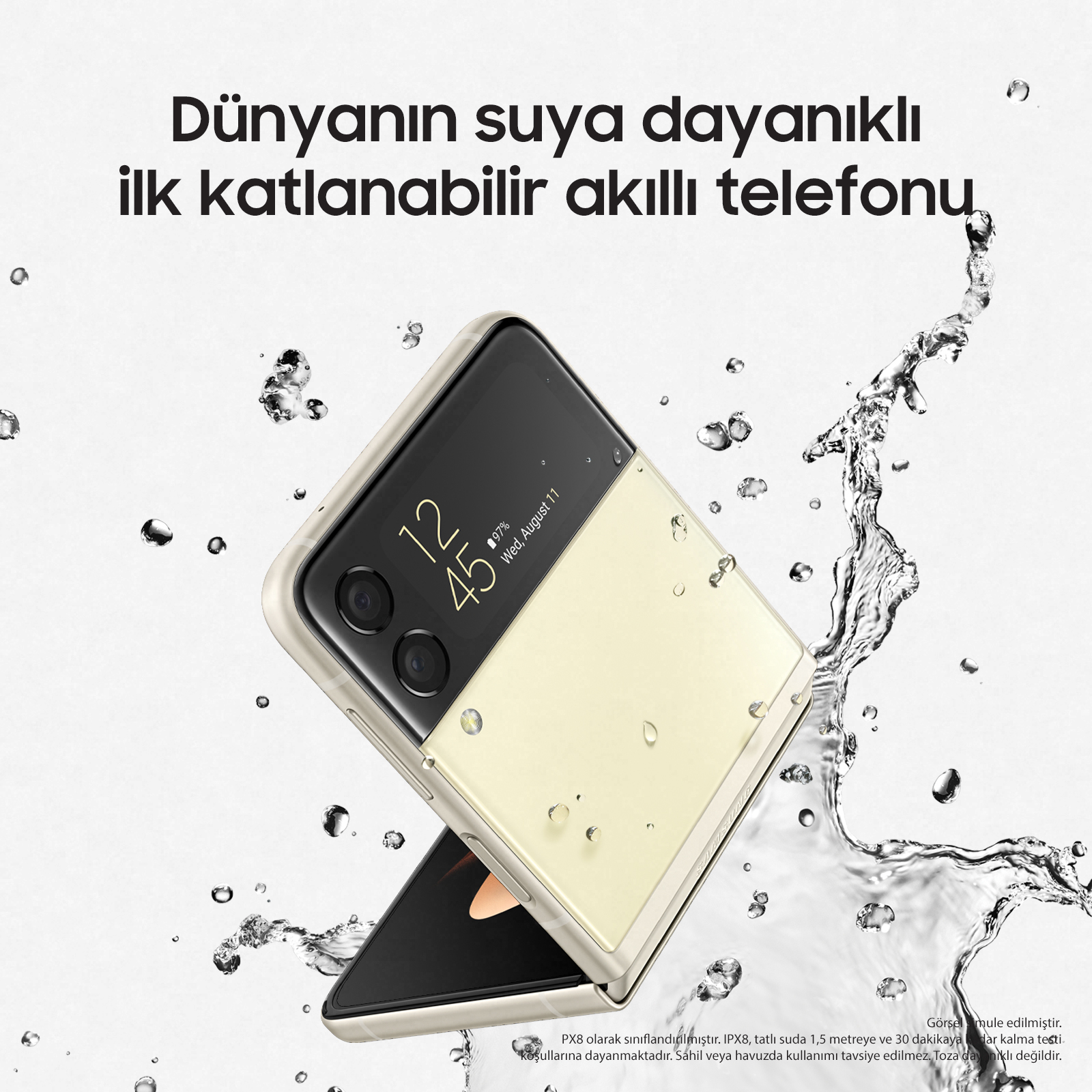 Etrafında su sıçrayan katlanabilir bir telefon. Ekran saat ve tarihi gösteriyor.