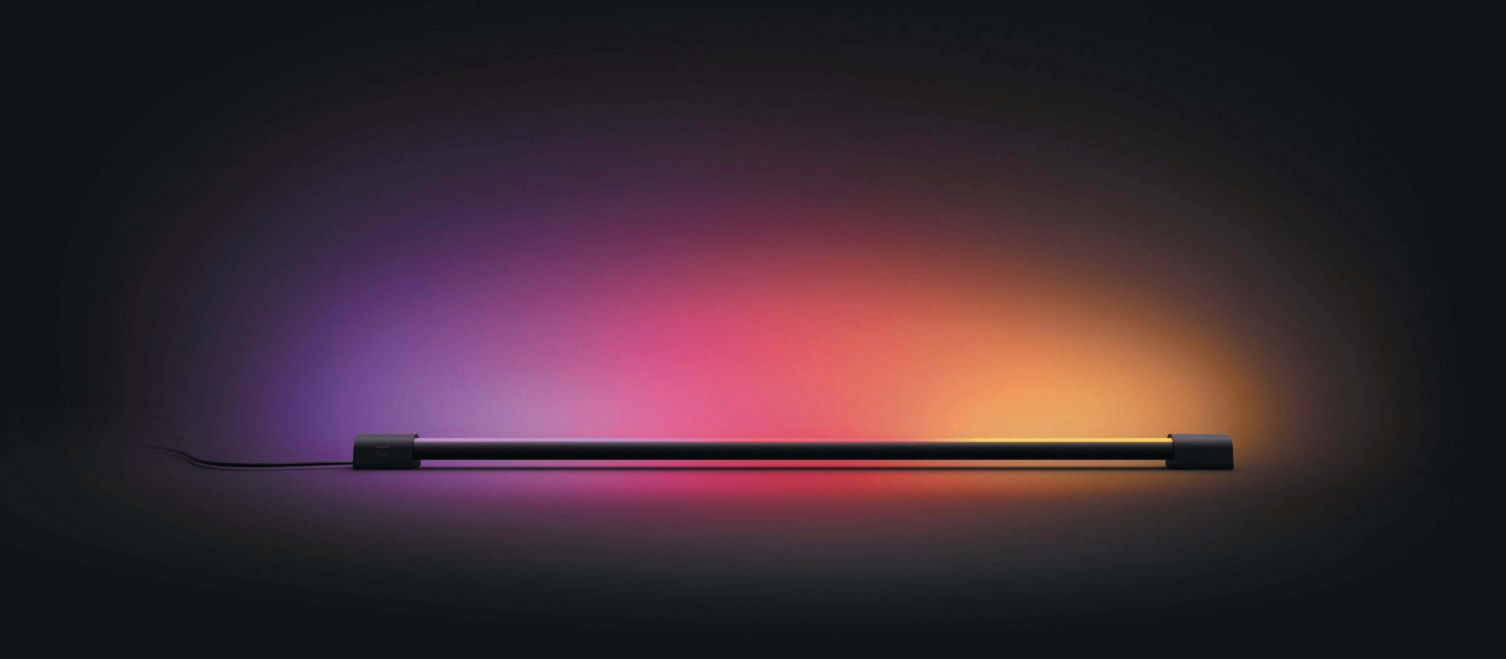 Ein langer, schwarzer Lichtbalken mit Farbverlauf, in dunkler Umgebung.