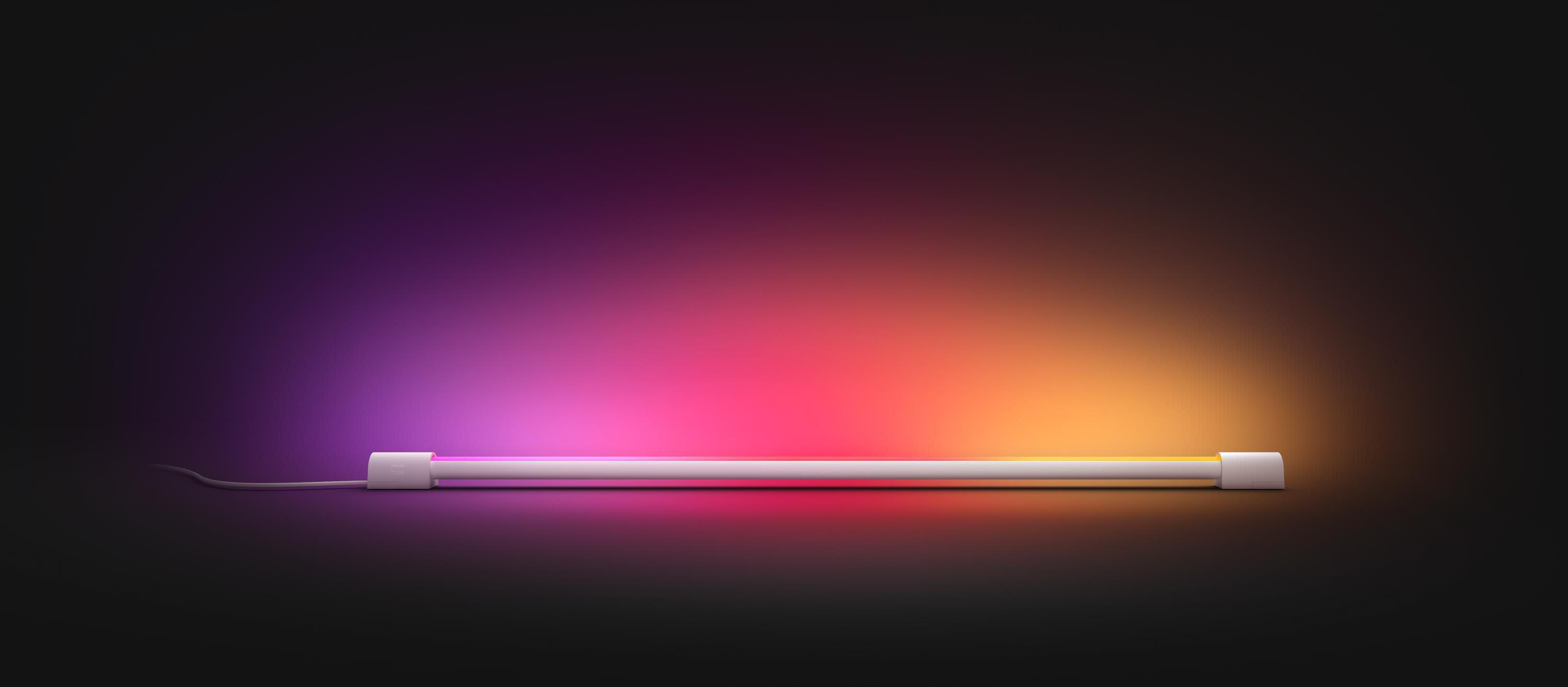 Ein weißer und farbenfroher Lichtbalken auf dunklem Hintergrund.