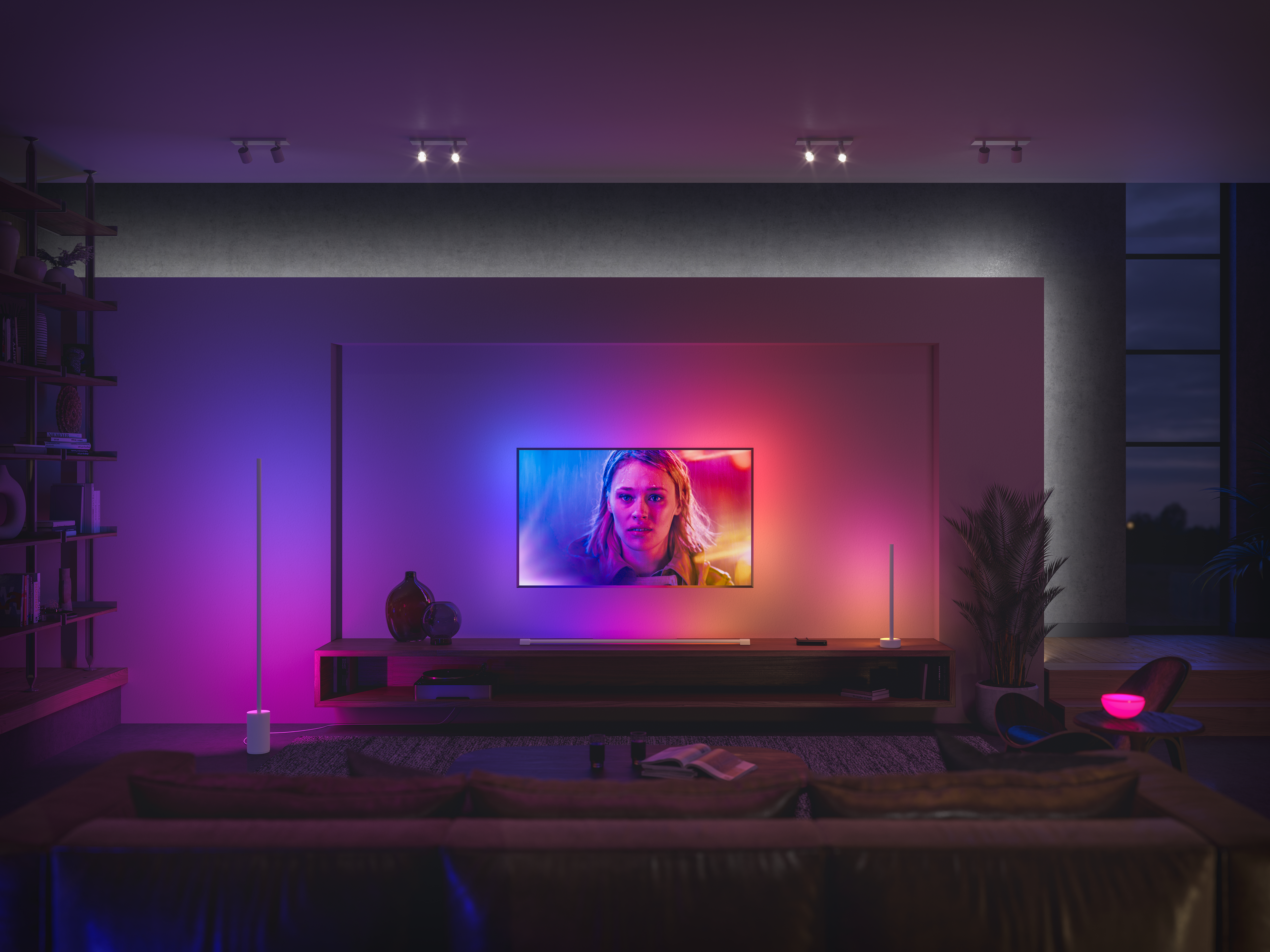 Ein modernes Wohnzimmer mit einem Fernseher und einer Frau auf dem Bildschirm.