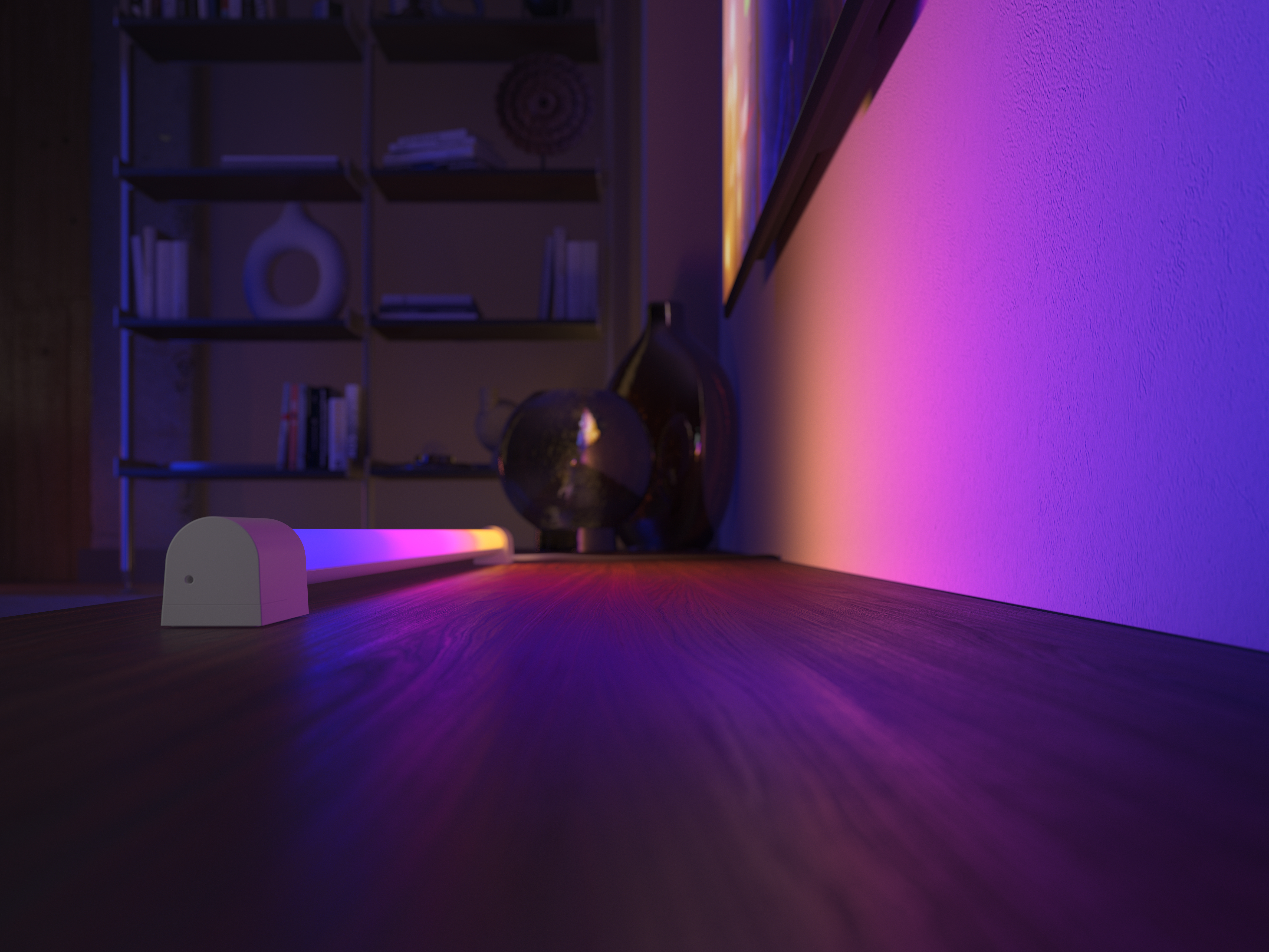 Ein Raum mit Holztisch, Lampe und Regal mit Objekten, beleuchtet mit farbiger Umgebungsbeleuchtung.