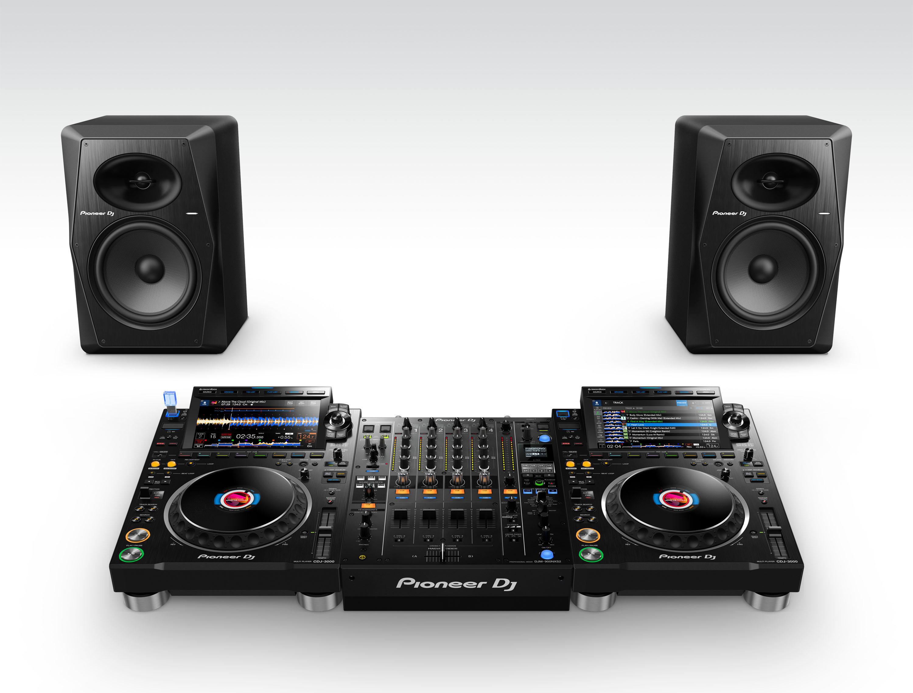 DJ-Setup mit zwei Lautsprechern, einem Mixer und zwei Plattenspielern.