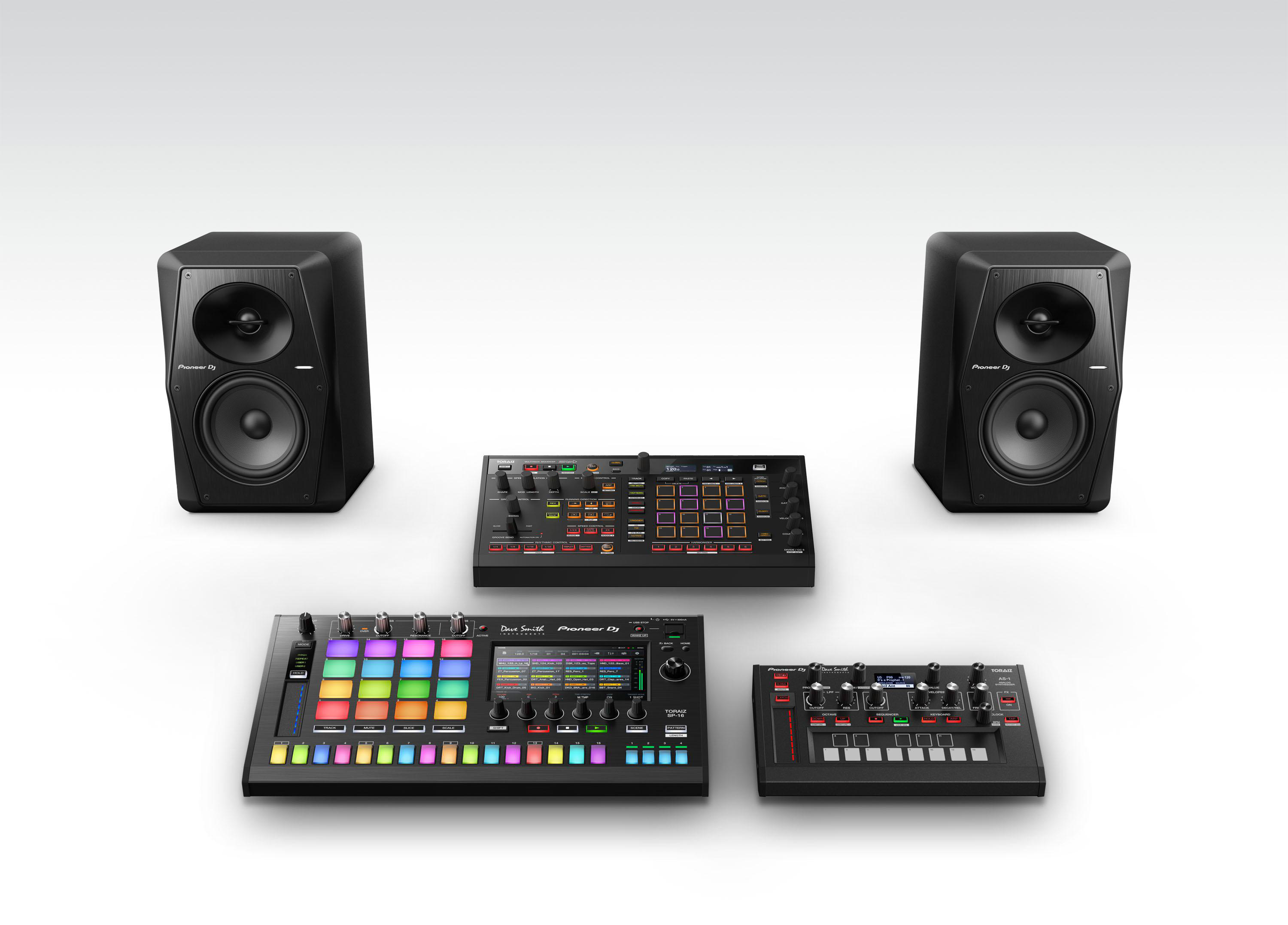 DJ-Equipment-Setup: zwei Lautsprecher, drei Mischpulte und Controller auf weißer Fläche.