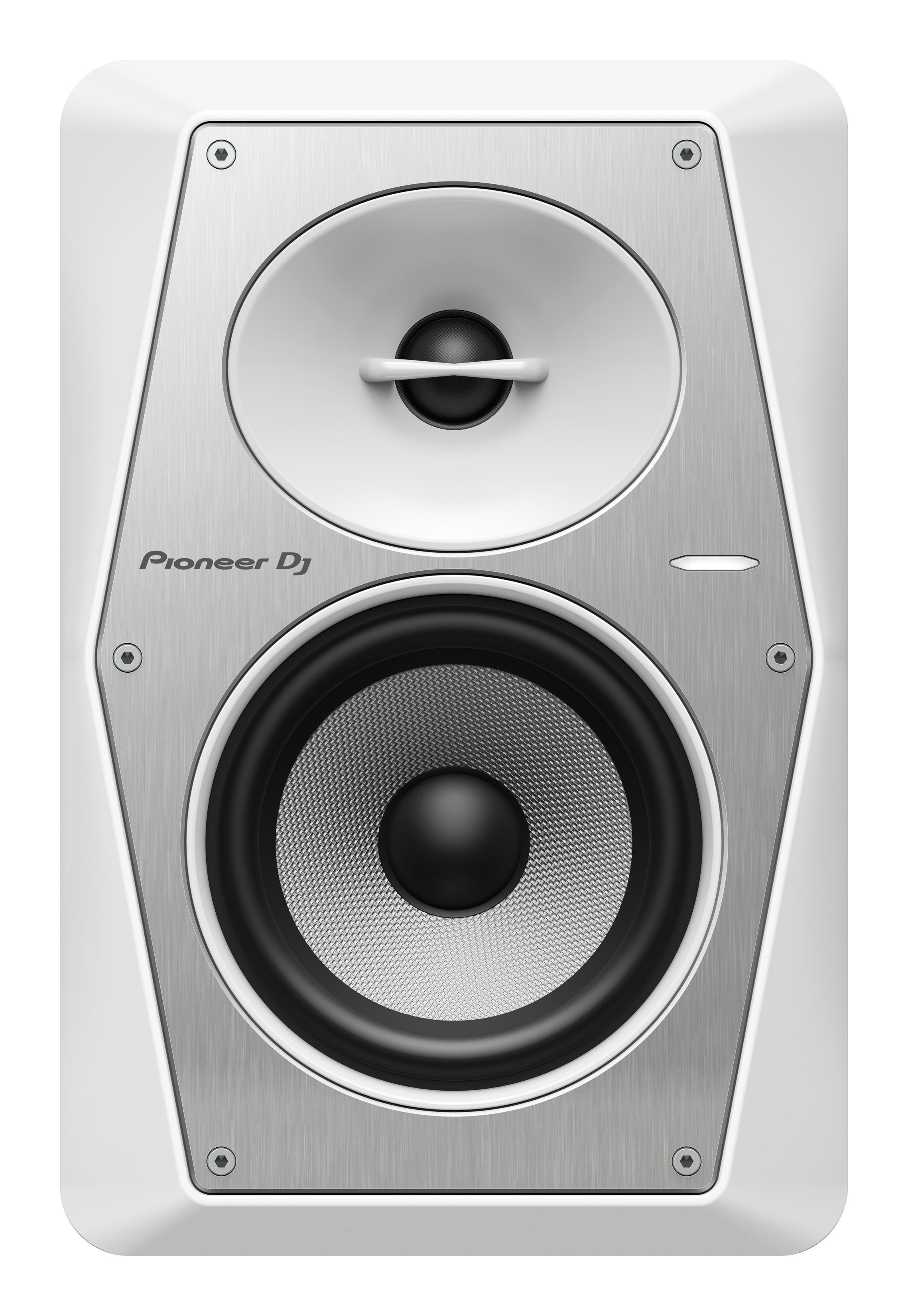 Weißer und silberner Pioneer DJ-Lautsprecher. Er hat einen Hochtöner und einen Tieftöner mit einer metallischen Frontplatte.