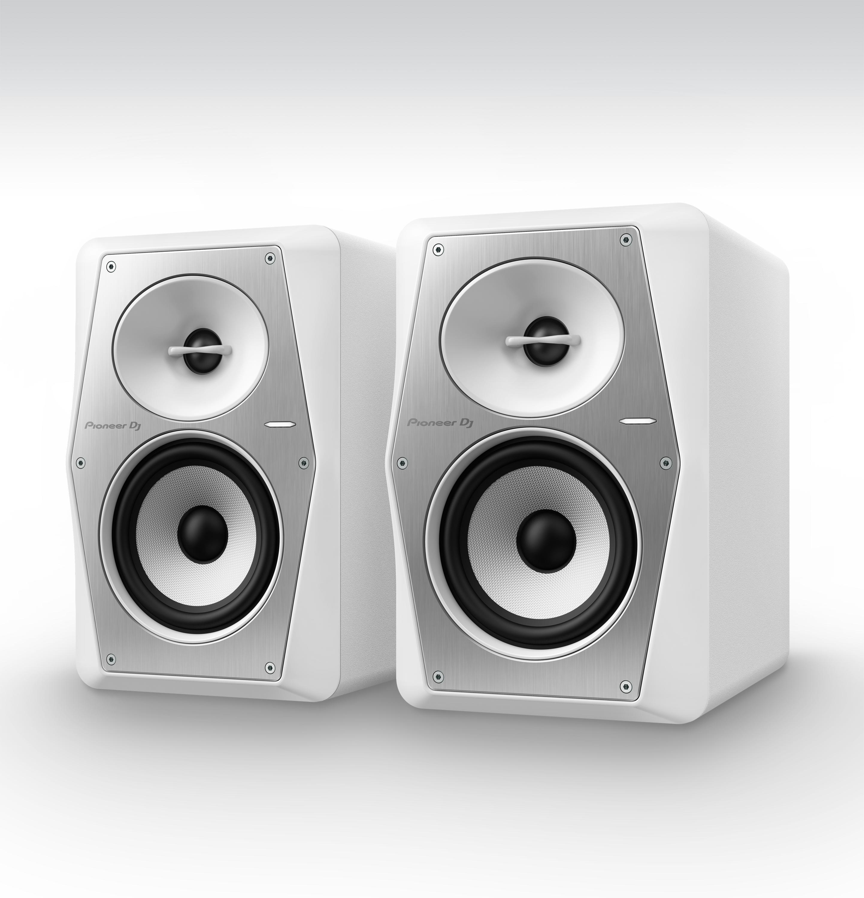 Zwei weiße Pioneer DJ-Lautsprecher. Die Lautsprecher haben silberne Akzente und schwarze Membranen.