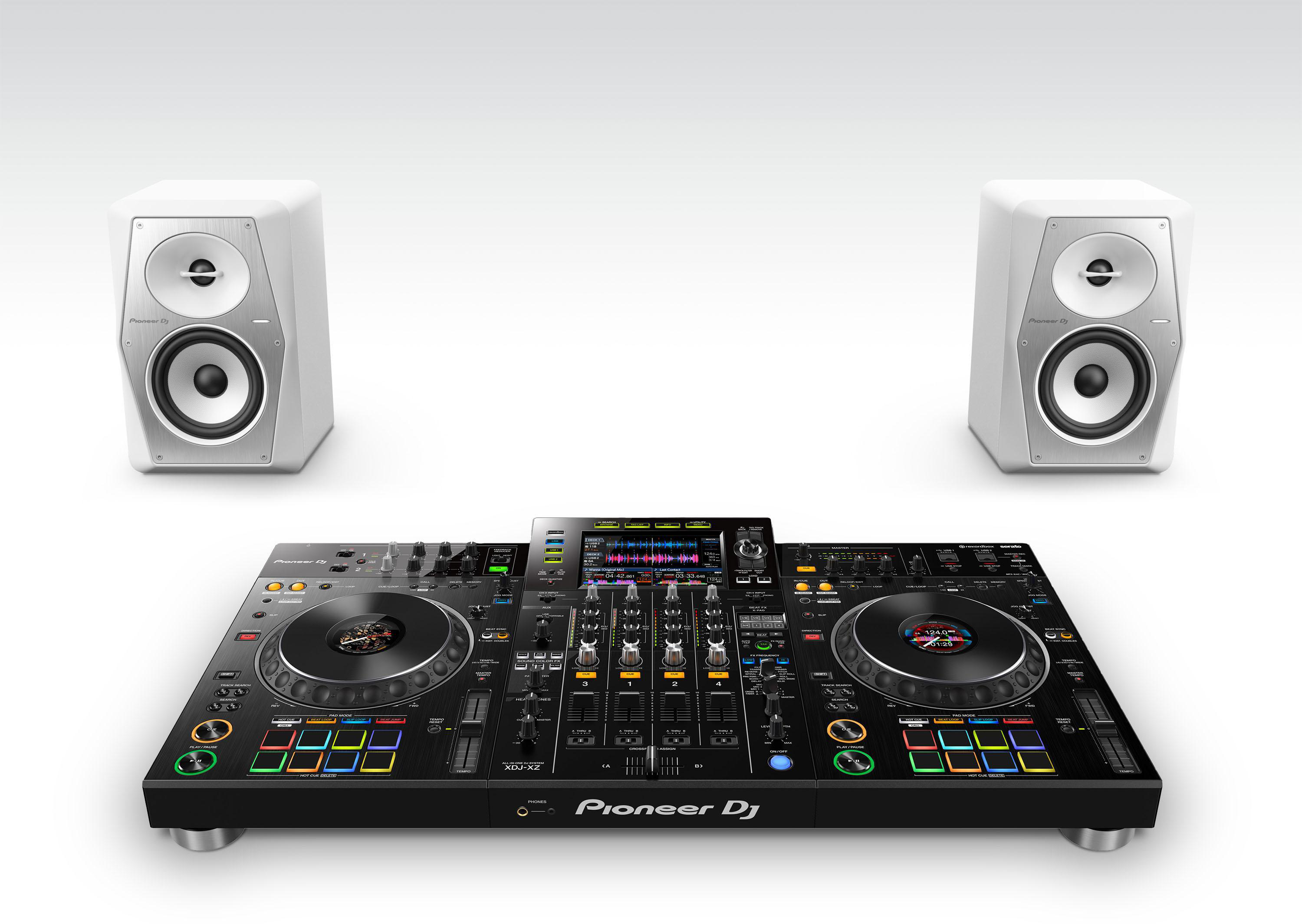 DJ-Mixer und Lautsprecher auf weißem Hintergrund.