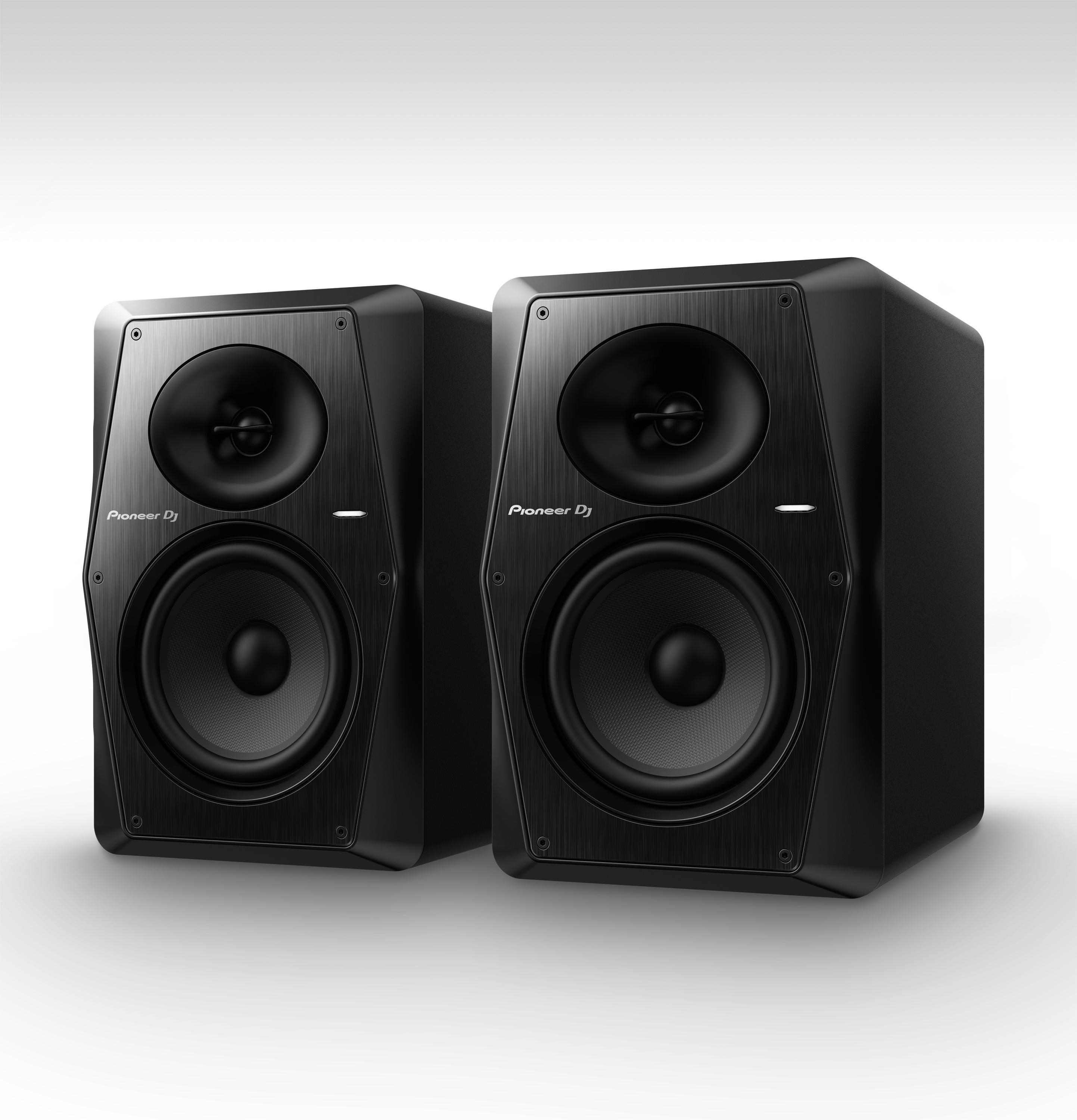 Zwei schwarze Pioneer DJ-Lautsprecher auf weißem Hintergrund, für klare Sicht angewinkelt.