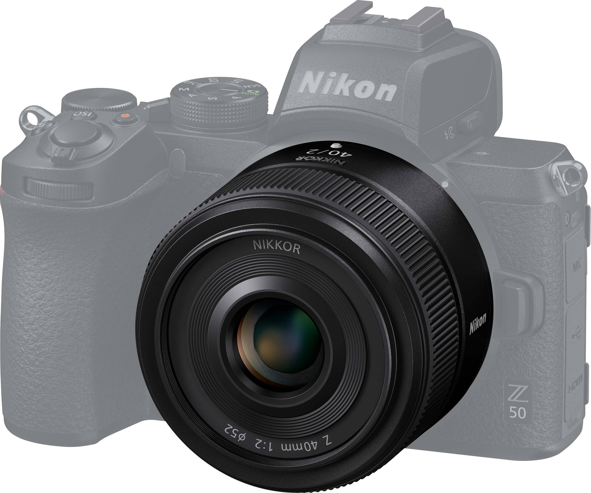 Un objectif Nikon attaché à un boîtier d'appareil photo, sur fond blanc.