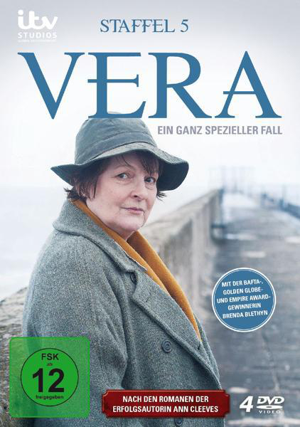 DVD-Cover der Vera-Serie. Eine Frau in Mantel und Hut, am Meer.