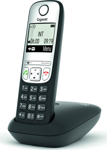 Een zwart-zilveren Gigaset draadloze telefoon met het display waarop de tijd en menu-opties worden weergegeven.