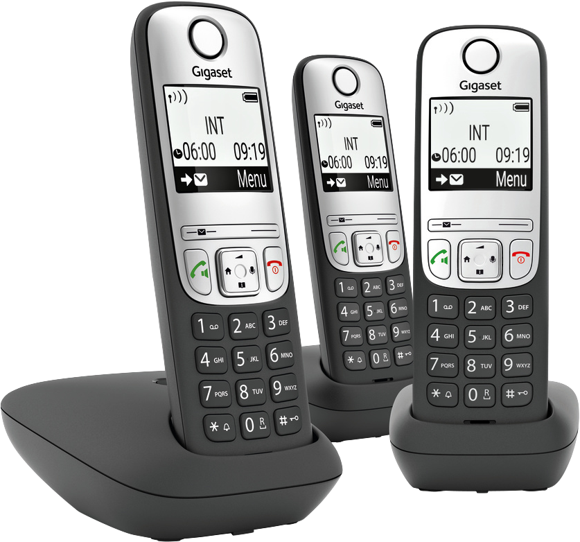 Drie Gigaset draadloze telefoons op een donkergrijze oplaadbasis. De telefoons zijn zwart en zilver.