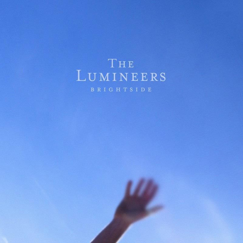 Blauer Himmel mit hochgereckter Hand. Text: The Lumineers, Brightside.