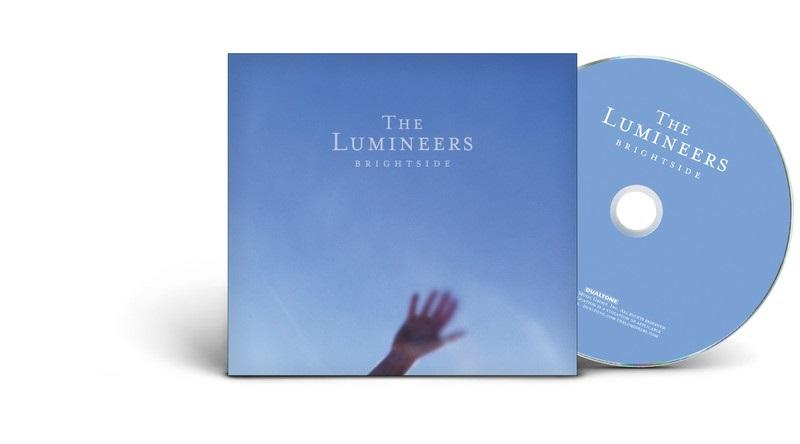 Das Albumcover von The Lumineers 'BRIGHTSIDE' und eine CD. Das Cover zeigt eine Hand und Himmel.