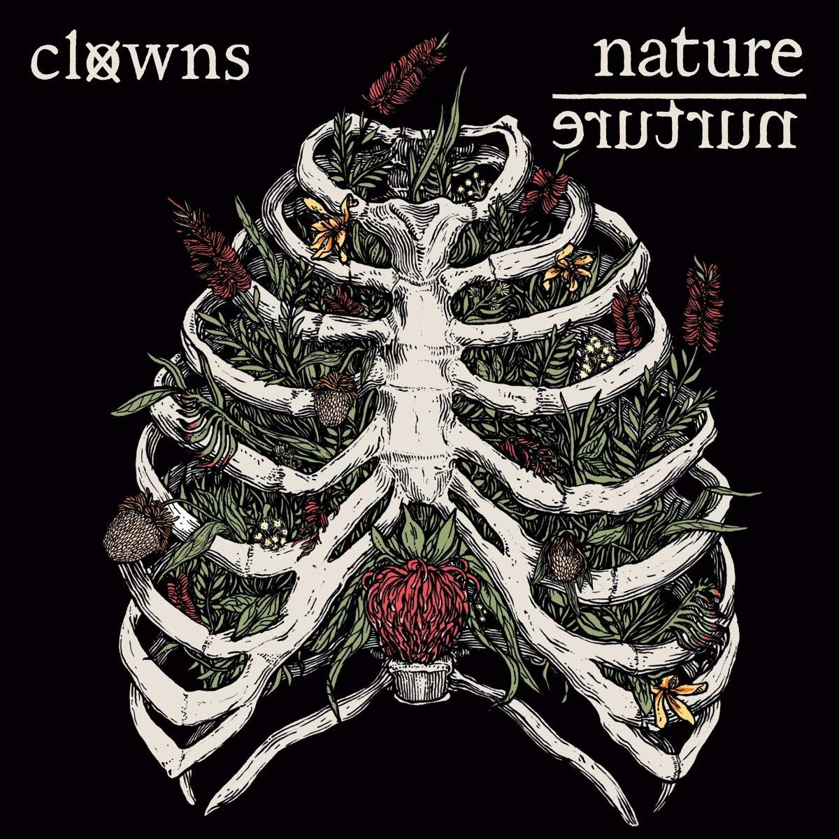 Kunstwerk eines Brustkorbs, gefüllt mit Pflanzen, das Wort Clowns oben, Natur unten.
