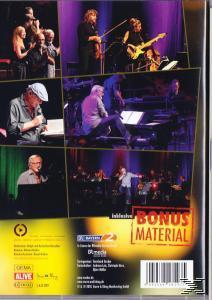 Rückseite einer DVD-Hülle mit Bildern einer Live-Performance, einschließlich eines Bonusmaterial-Etiketts.
