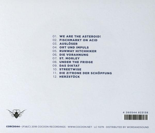 Die Rückseite einer CD-Hülle mit einer Liste von Songtiteln in blauer Schrift auf weißem Hintergrund.