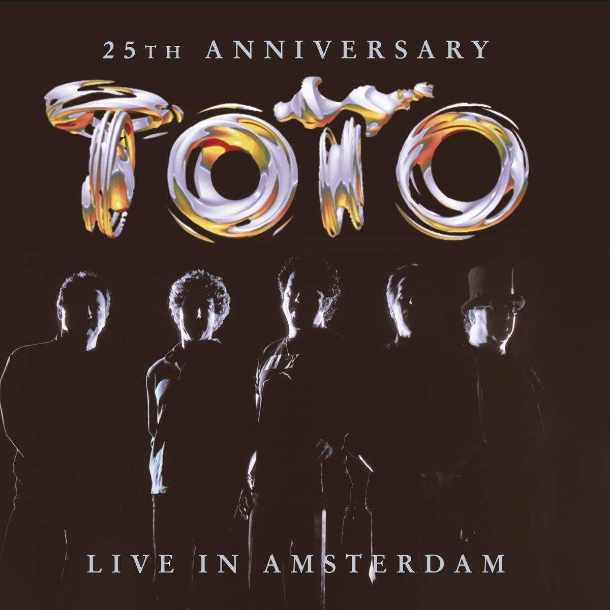 TOTO Live in Amsterdam Albumcover. Sechs Bandmitglieder-Silhouetten vor dunklem Hintergrund.