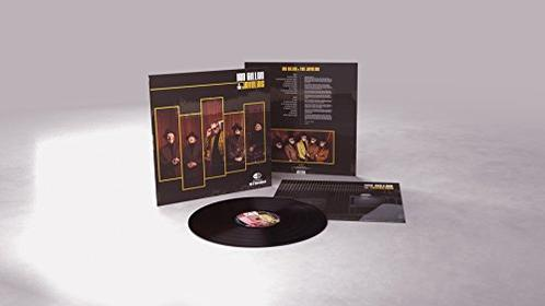 Vinyl Schallplattenhülle und Schallplatte auf weißer Oberfläche.