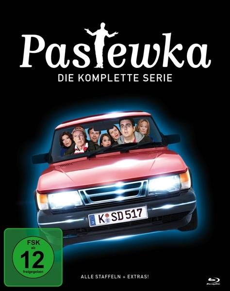 DVD-Cover für 'Pastewka: Die Komplette Serie' mit einem roten Auto mit Schauspielern und dem Titel.