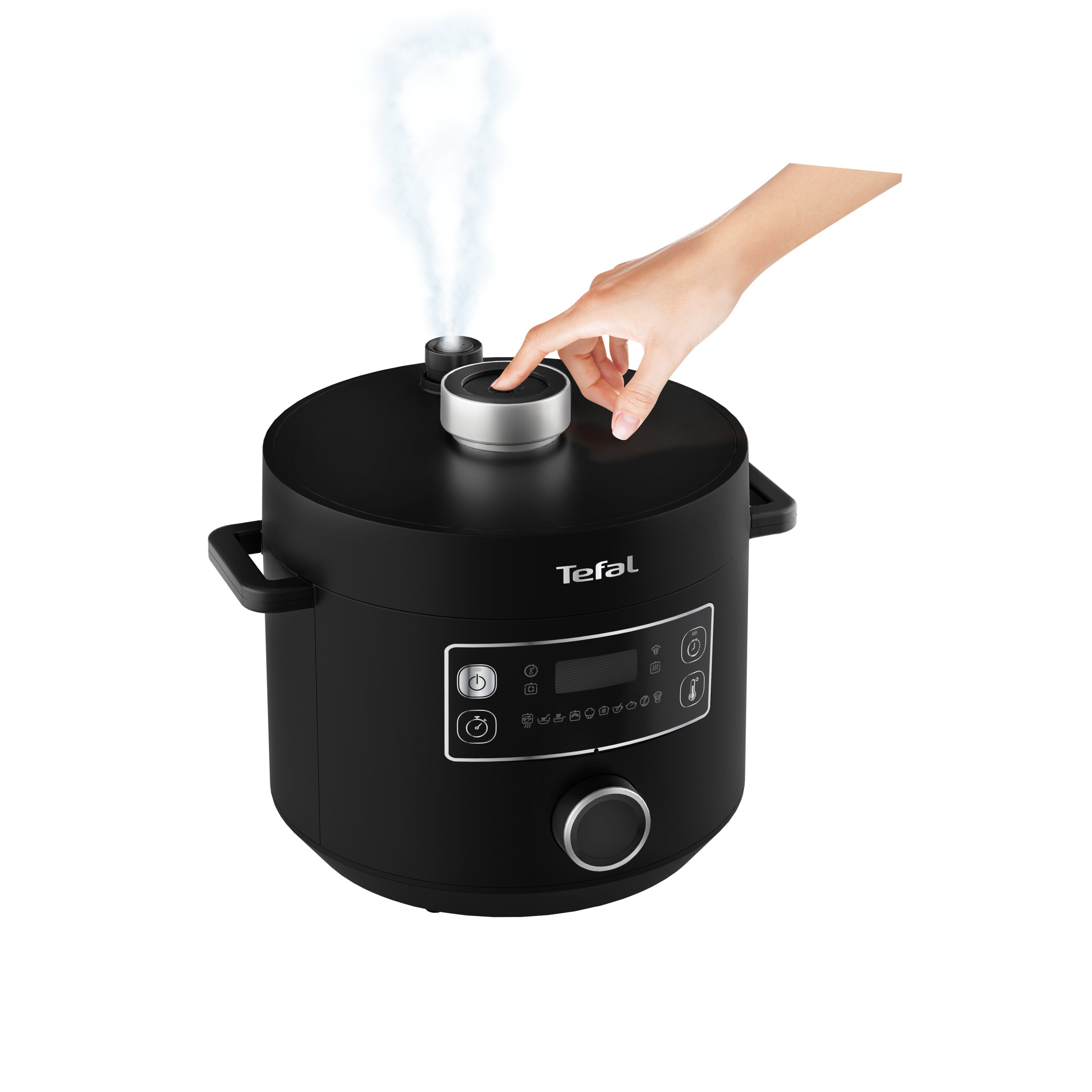 Schwarzer Tefal-Schnellkochtopf. Eine Hand drückt die obere Taste, Dampf tritt aus. Weißer Hintergrund.