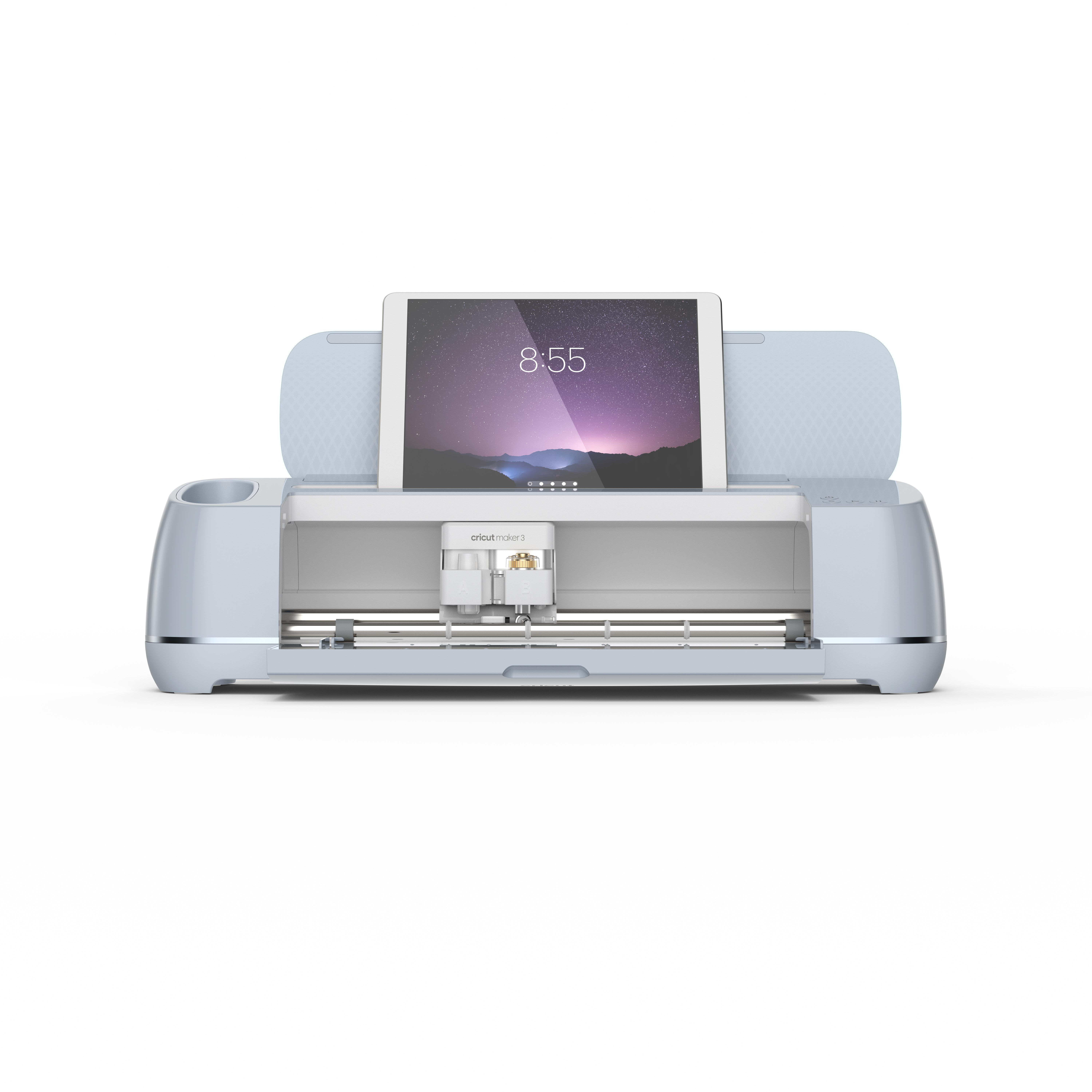 Hellblaue Cricut Maker 3 Maschine mit Tablet, zeigt 8:55. Die Frontplatte ist geöffnet.
