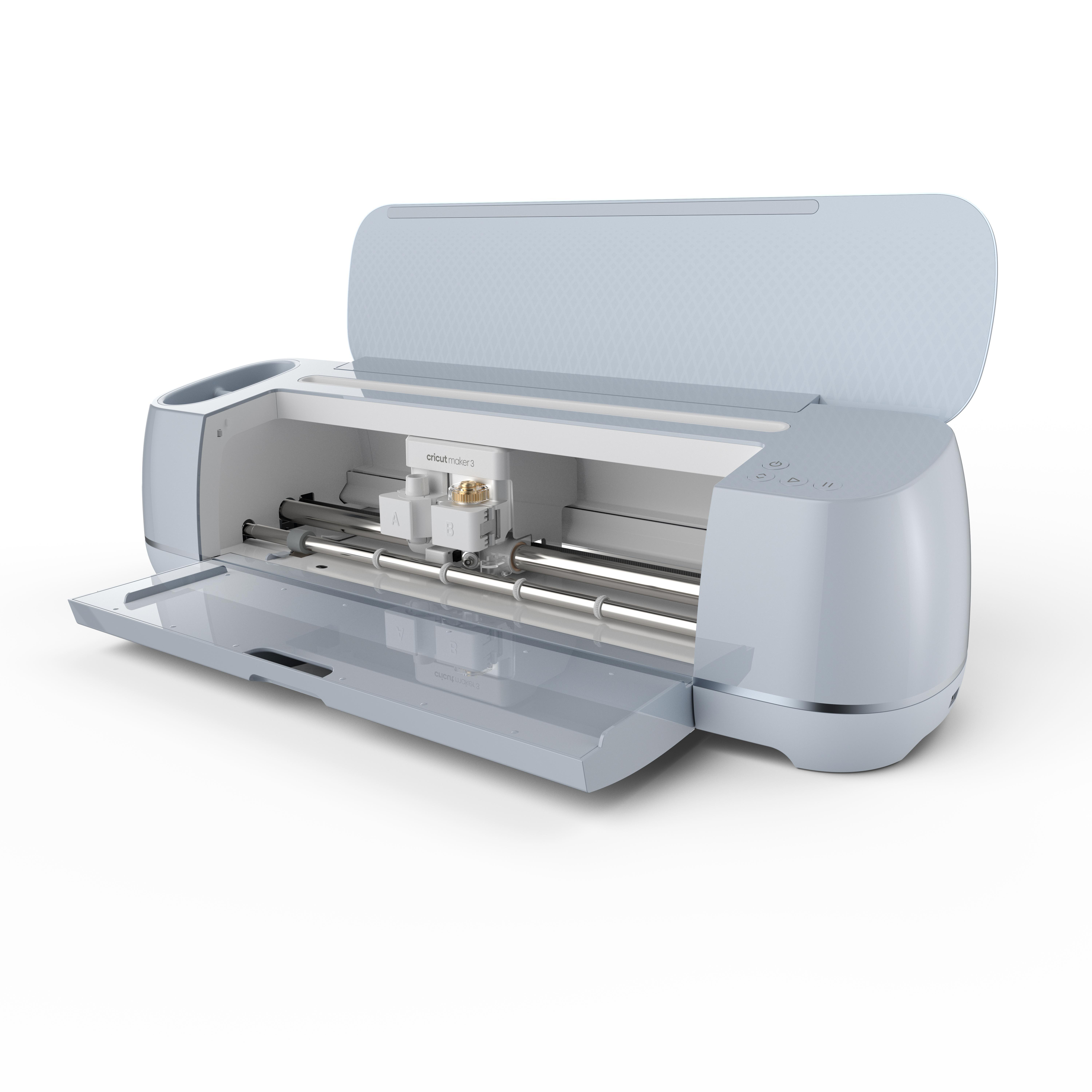 Hellblaue Cricut Maker 3 Maschine, offen, mit einem Schneidemesser im Inneren.