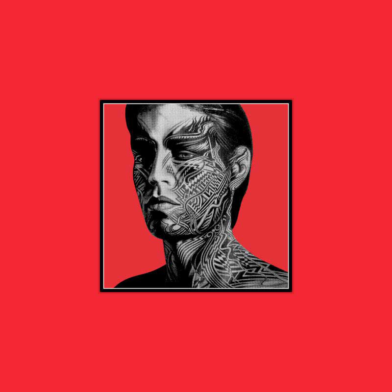 Albumcover mit tätowiertem Gesicht auf rotem Hintergrund, schwarzer Rahmen.