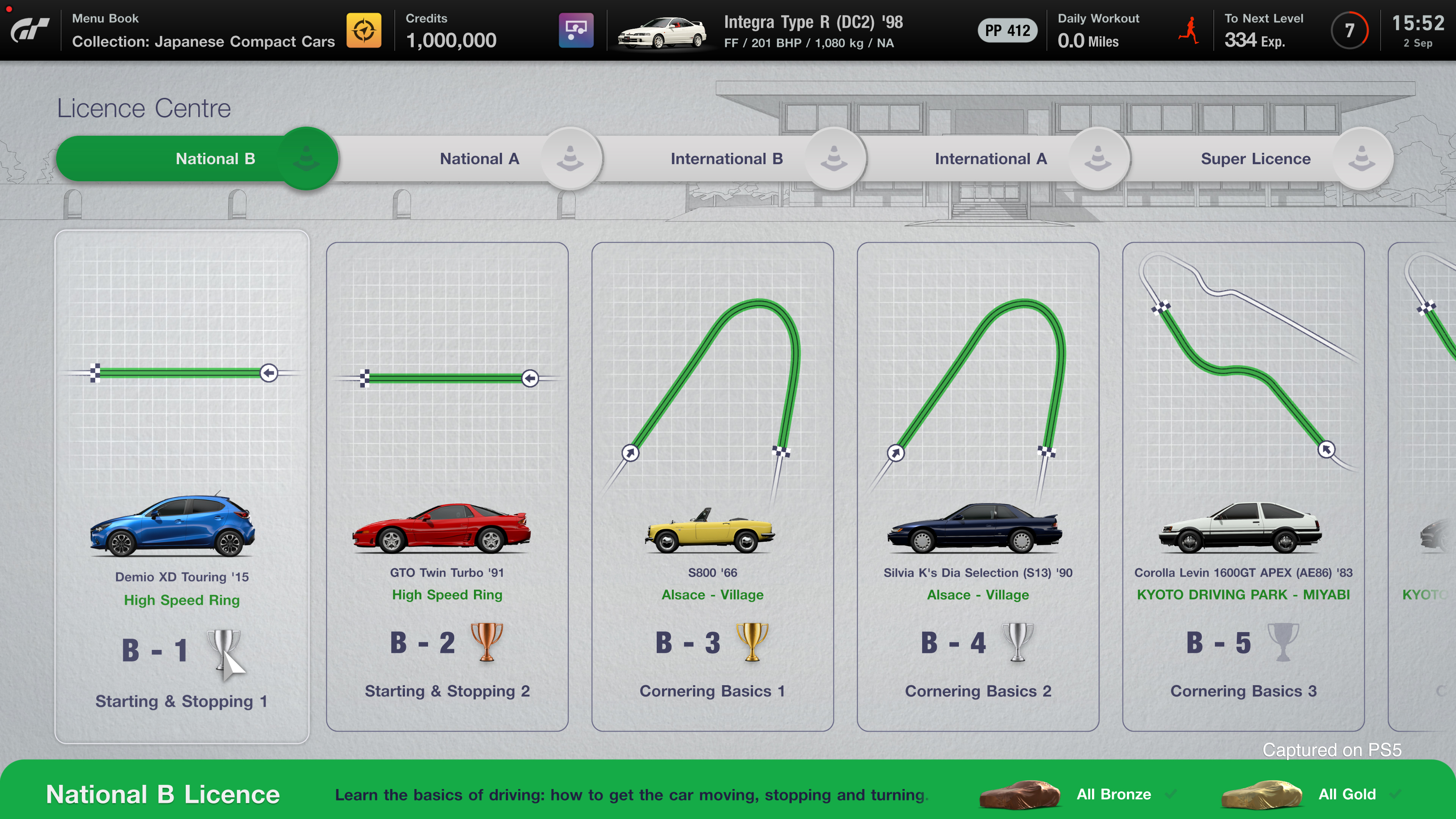 Gran Turismo 7 Lizenztest-Bildschirm. Zeigt Autos und Streckenlayouts. Fortschrittsbalken und Menüoptionen.