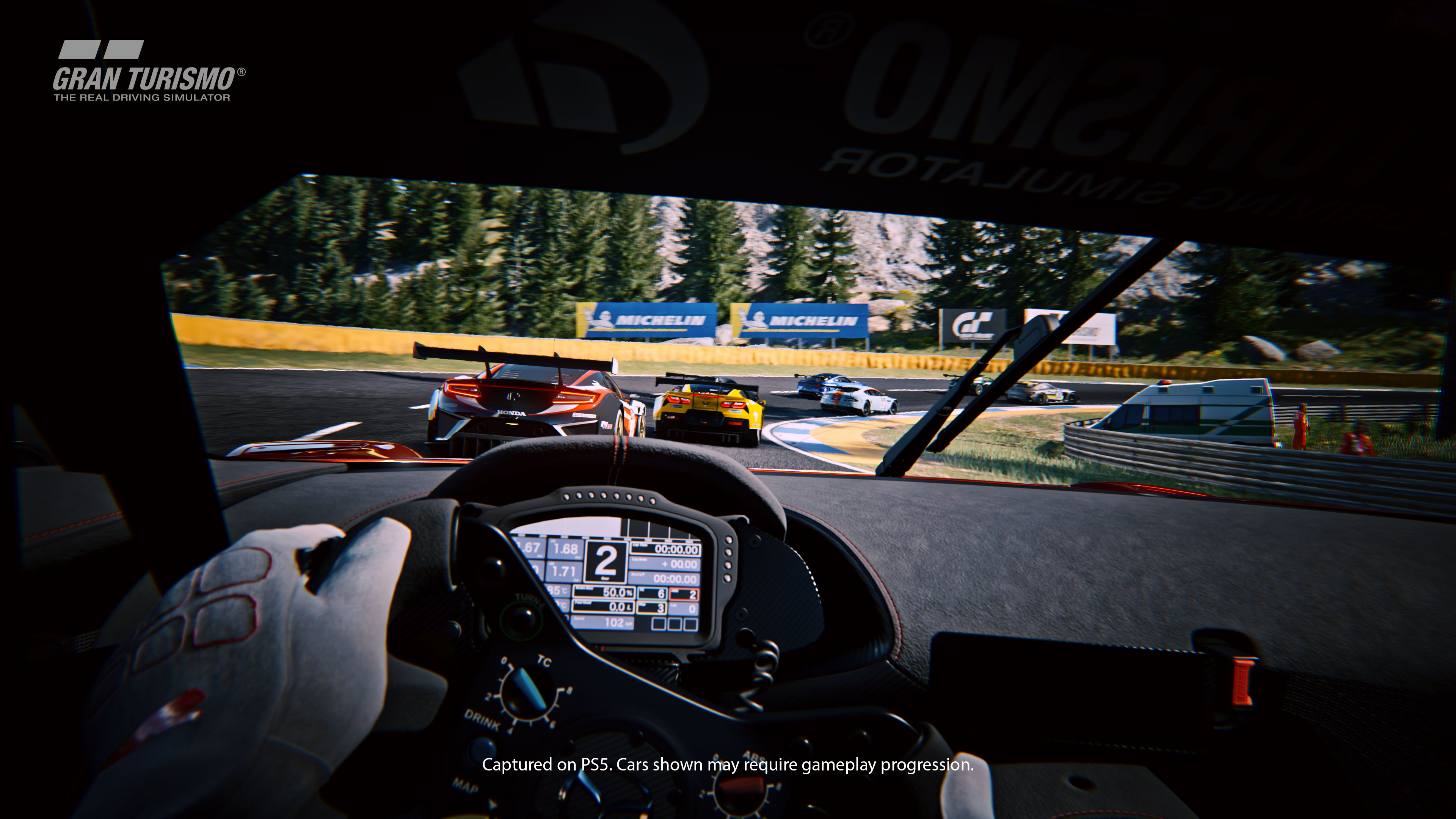 À l'intérieur d'une voiture de course, vue sur la piste avec d'autres voitures. Le tableau de bord est mis au point.