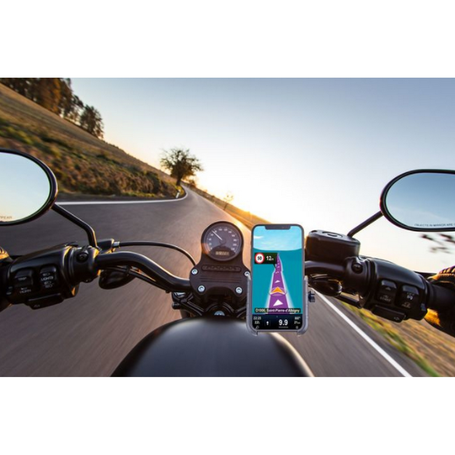 Motorista usando teléfono con navegación. Escena de carretera. Fondo borroso.