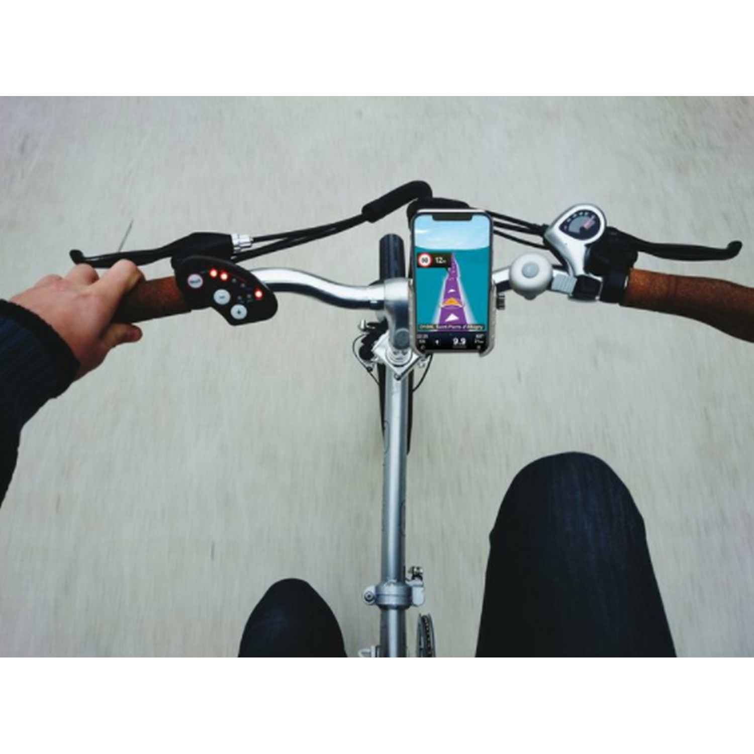 Una persona montando en bicicleta con un smartphone montado, mostrando una app de navegación en pantalla.