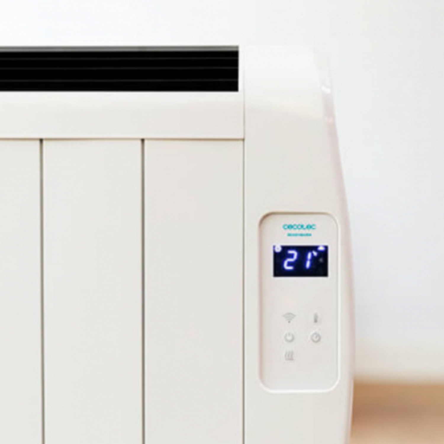 Un calefactor eléctrico blanco con una pantalla digital que muestra la temperatura, un primer plano.