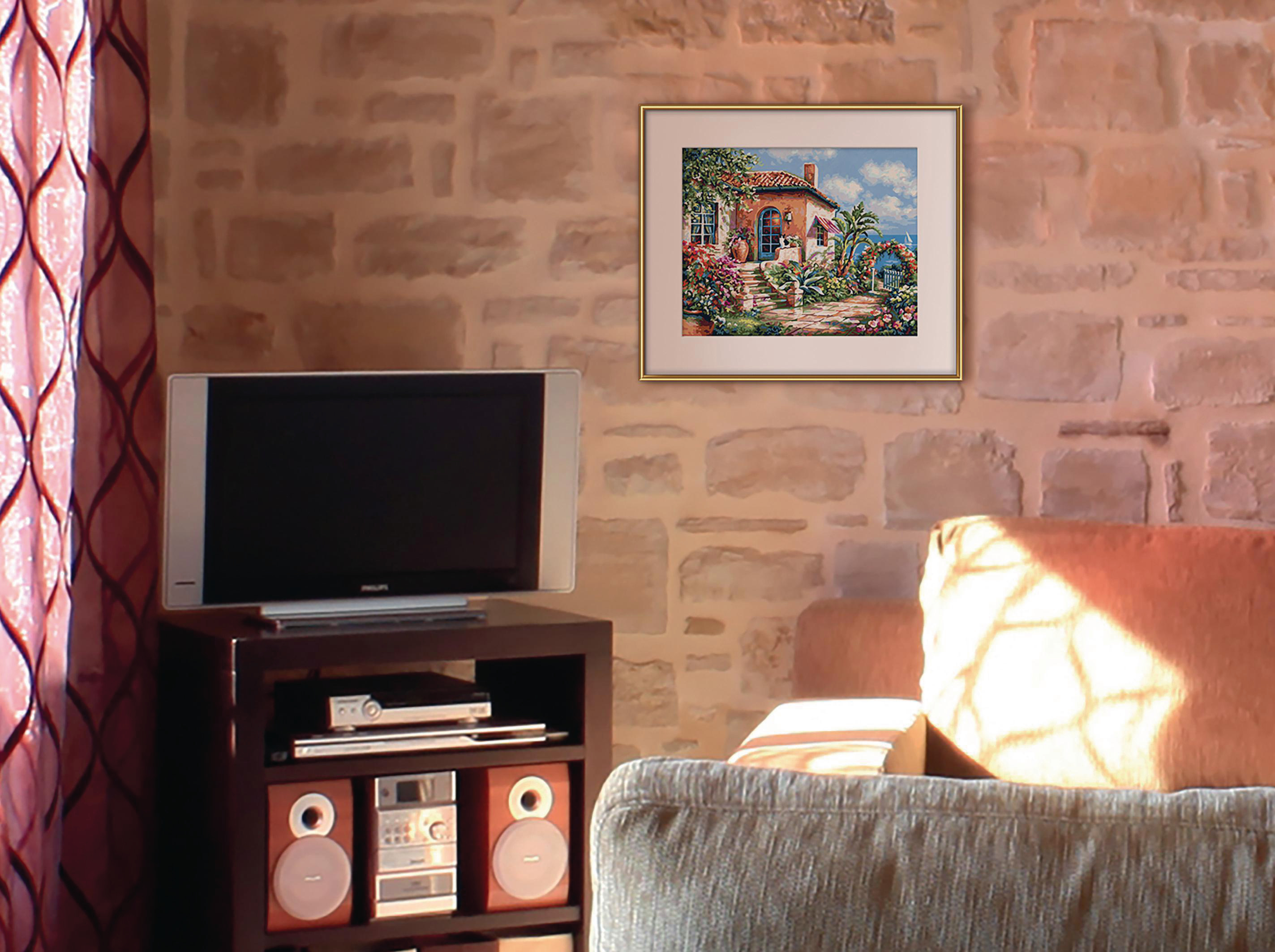 Ein Gemälde eines Hauses mit Blumen, daneben ein Fernseher und eine Couch.