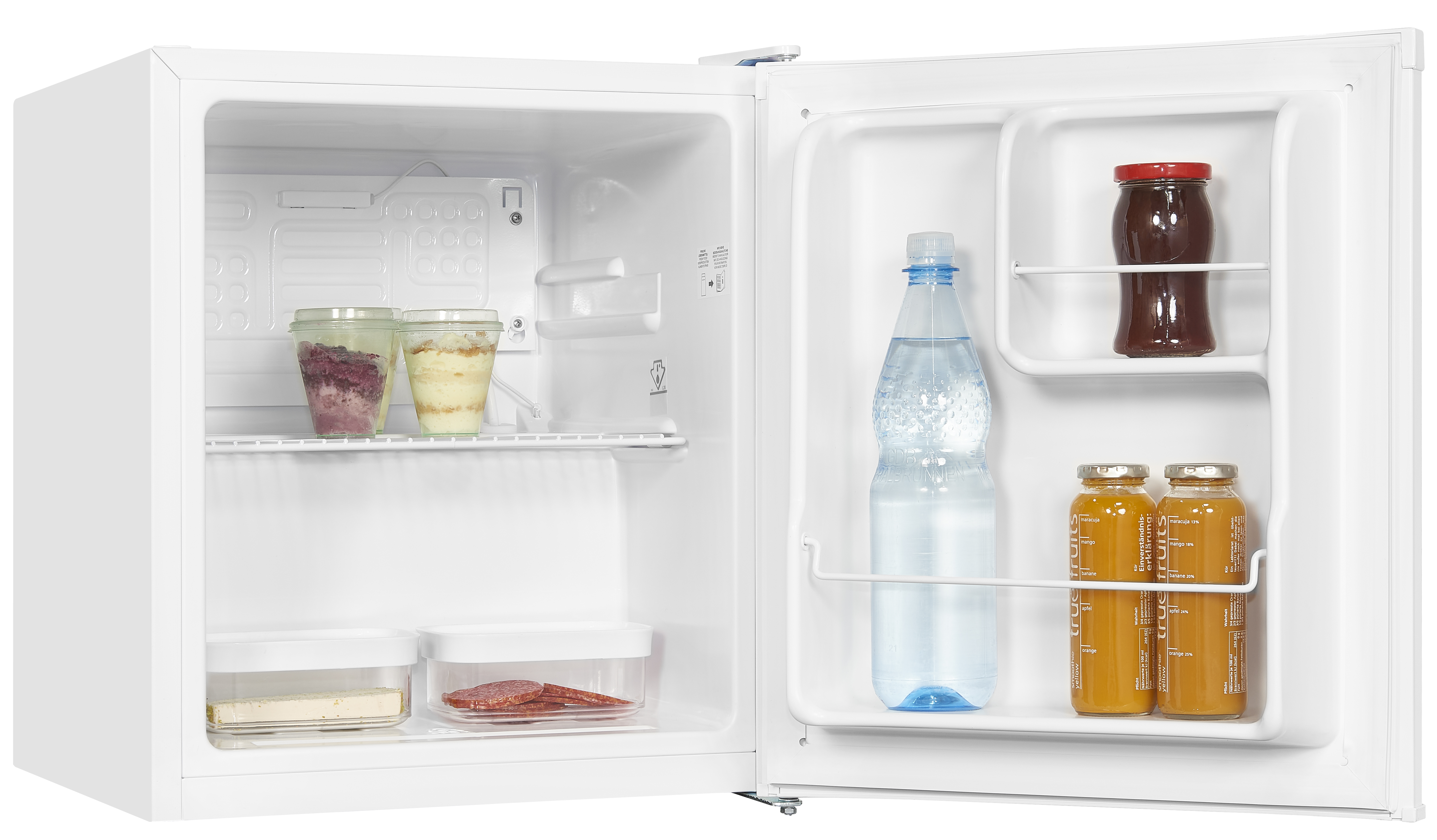 Ein weißer Mini-Kühlschrank mit offener Tür. Er enthält Wasserflaschen, Saft und Behälter mit Lebensmitteln.