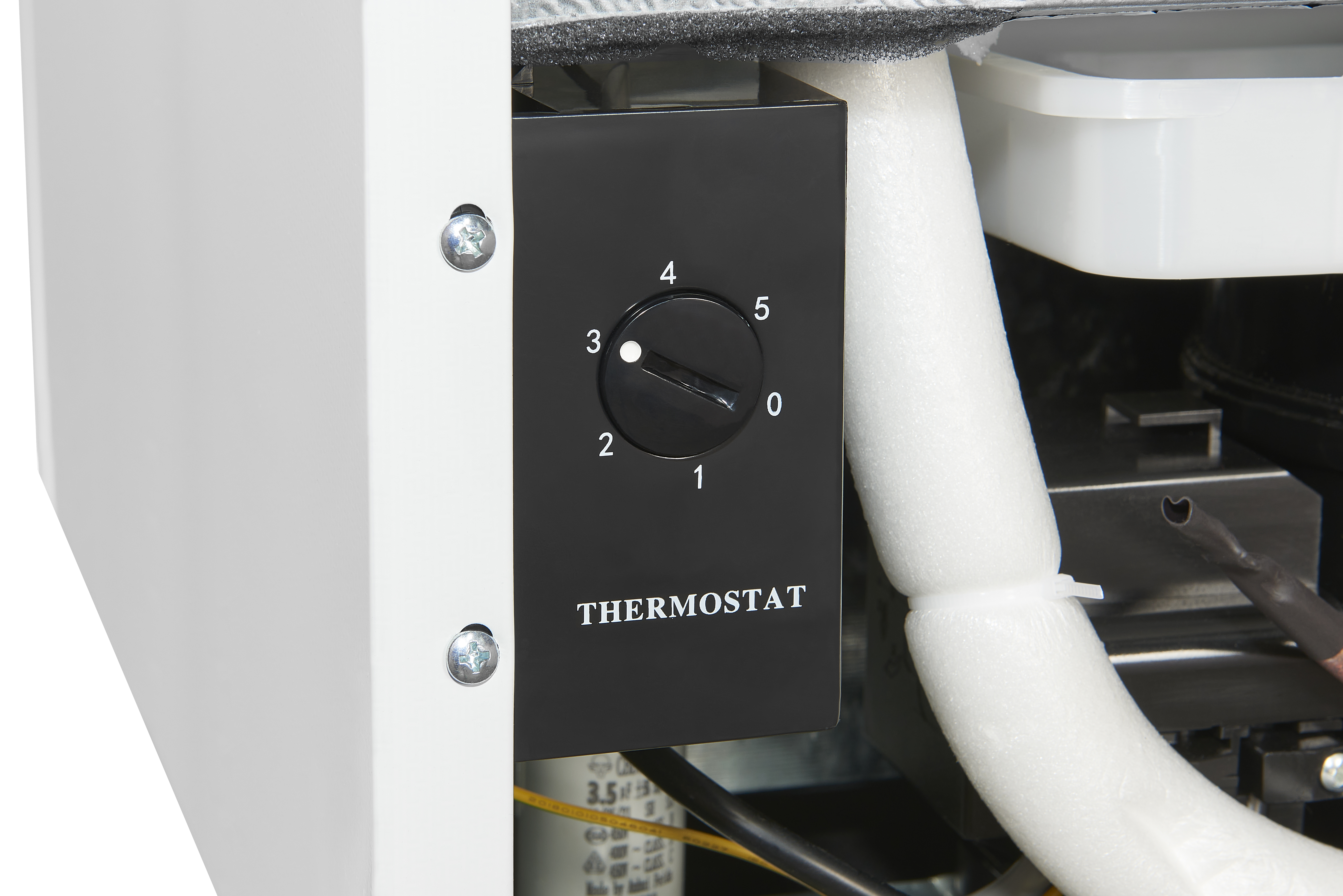 Nahaufnahme eines schwarzen Thermostats mit Zahlen und einem Drehknopf. Unten steht 'THERMOSTAT'.