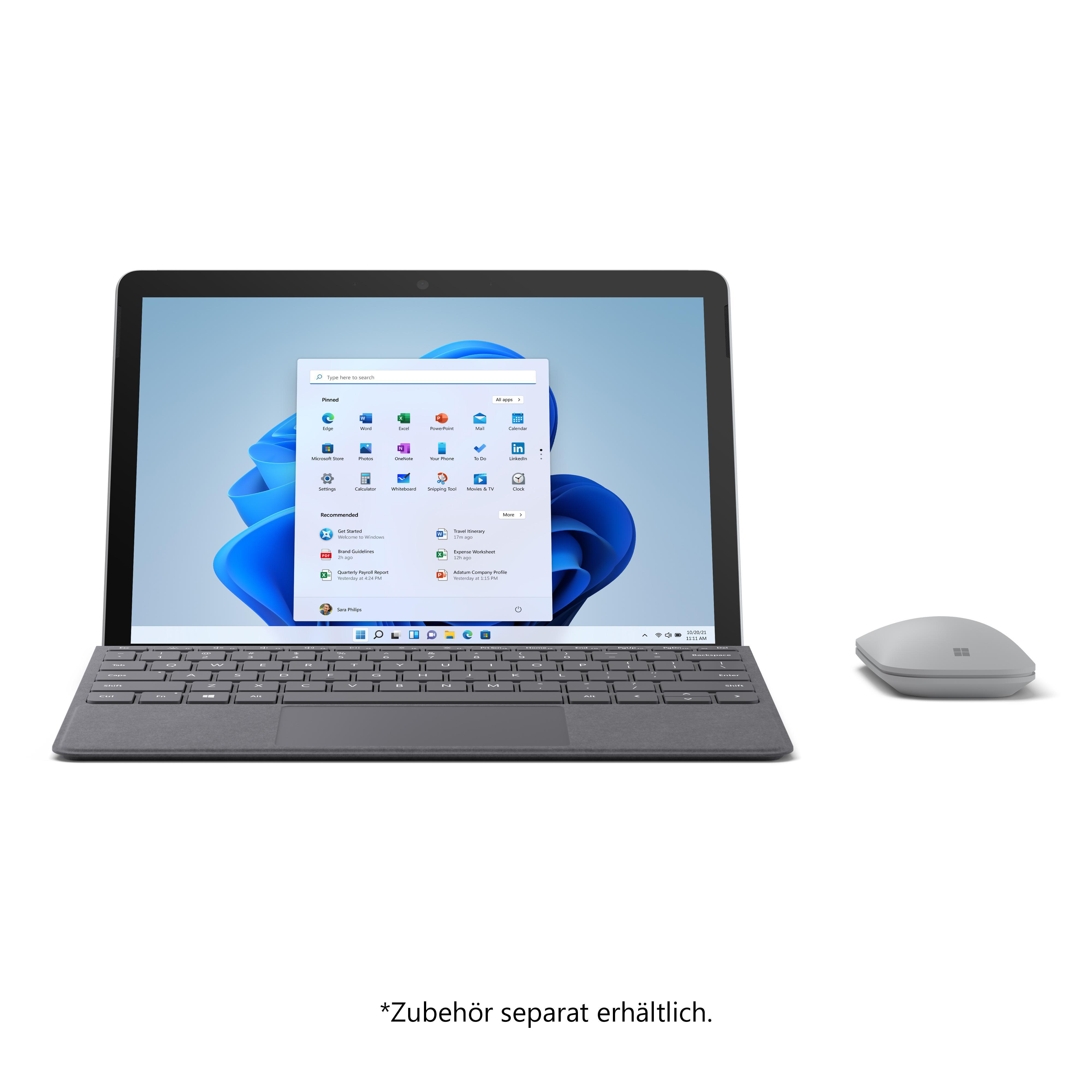 Ein Surface Laptop mit Tastatur und Maus auf einer weißen Oberfläche, zeigt die Windows 11 Oberfläche.