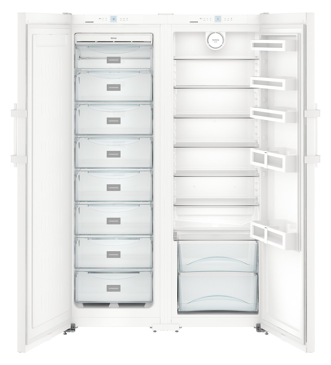 Refrigerador blanco abierto con cajones y estantes transparentes. Fondo blanco.