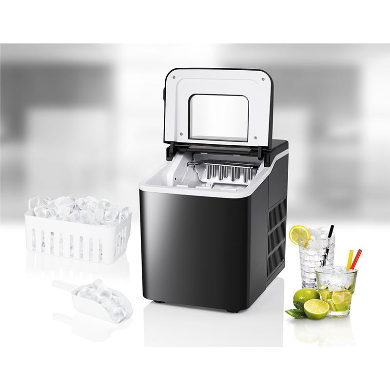 Schwarzer Eisbereiter. Daneben ein Eisbehälter, ein Eisschöpfer und Getränke mit Zitrone und Limette.