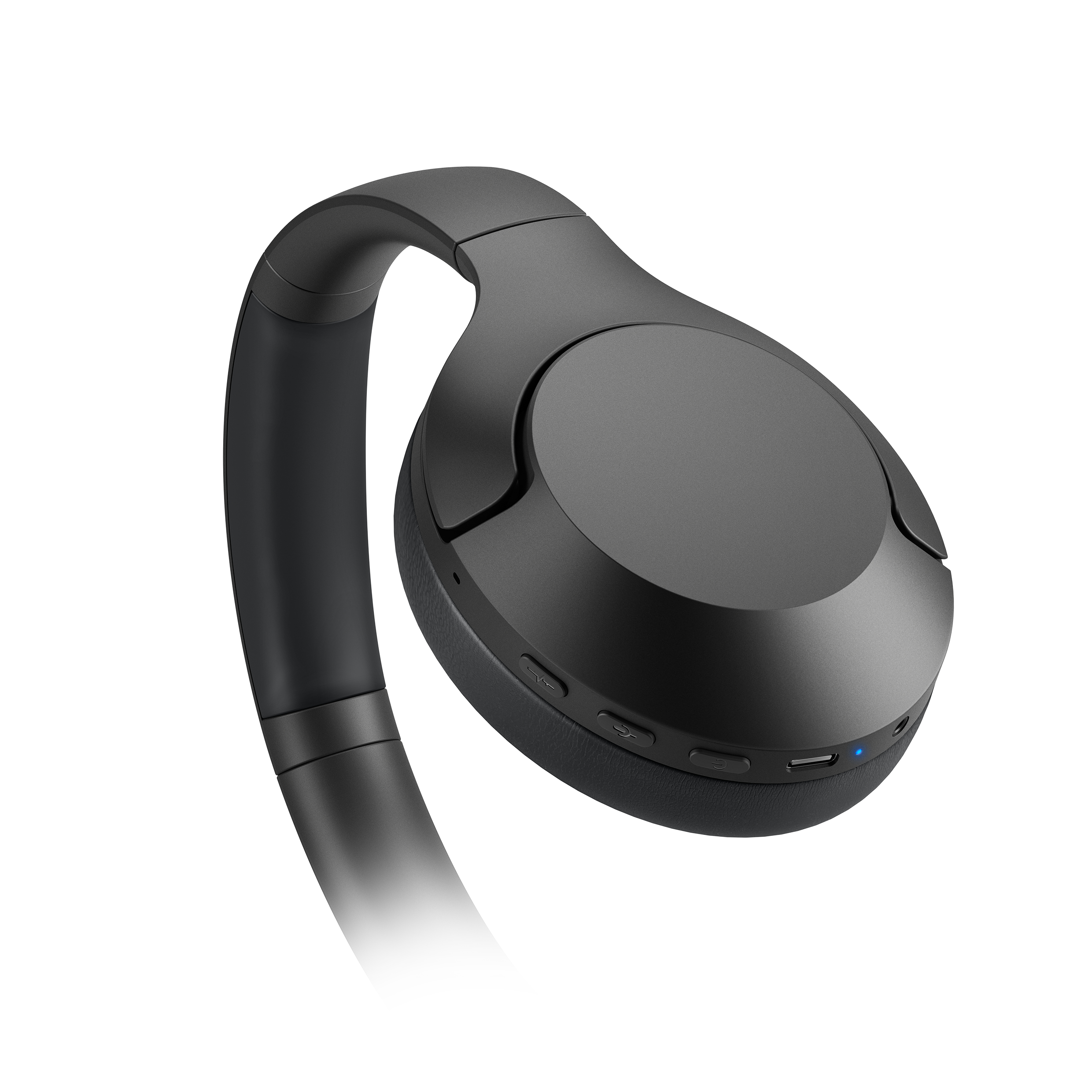 Schwarze Over-Ear-Kopfhörer mit Knöpfen, USB-Anschluss und blauem Lichtindikator auf weißem Hintergrund.