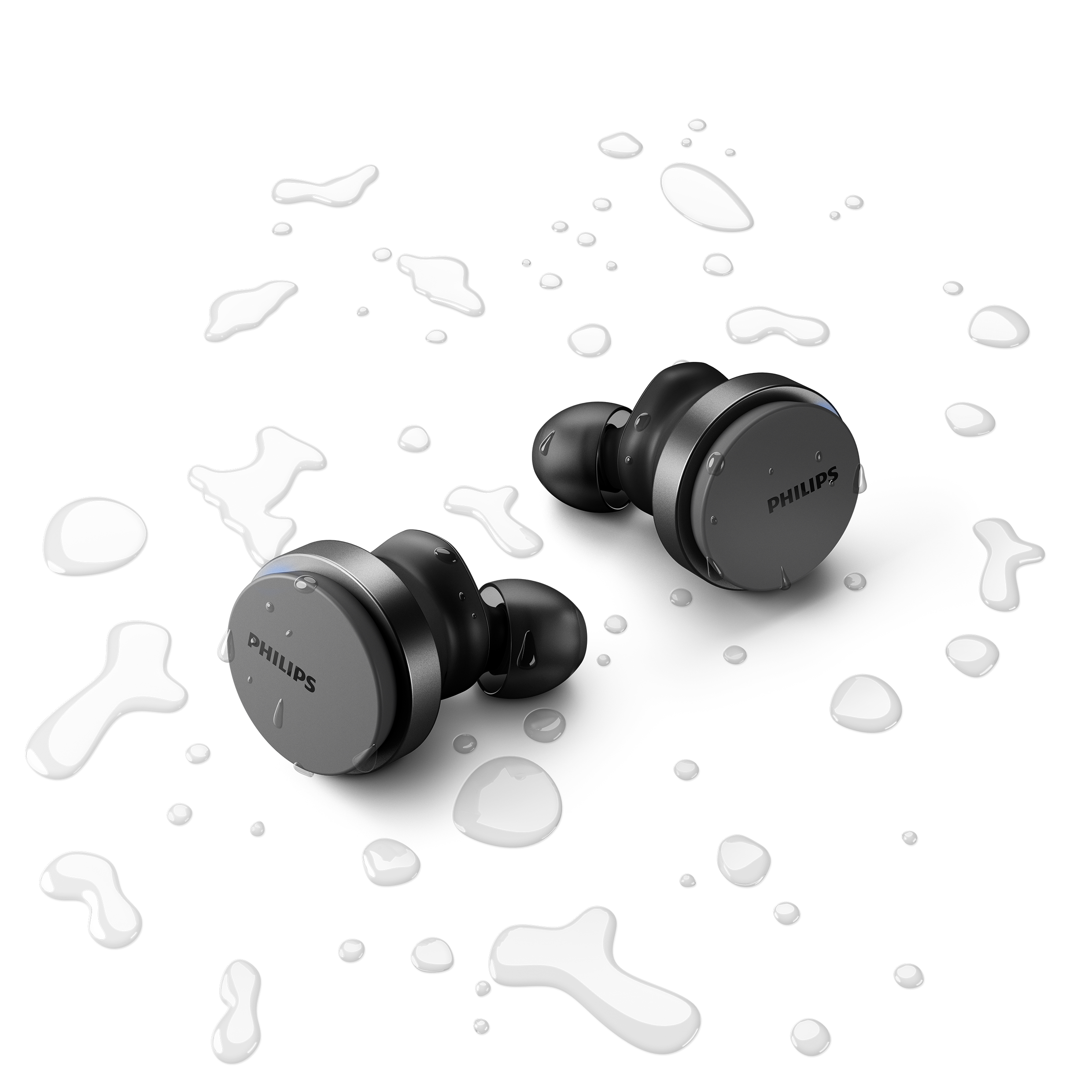 Zwei schwarze kabellose Ohrhörer auf einer weißen Oberfläche mit Wassertropfen darum herum.