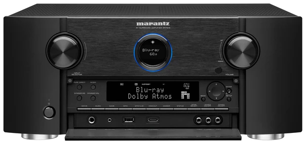 Schwarzer AV-Receiver mit Display und Knöpfen. Silberne Knöpfe, offenes Bedienfeld unten.