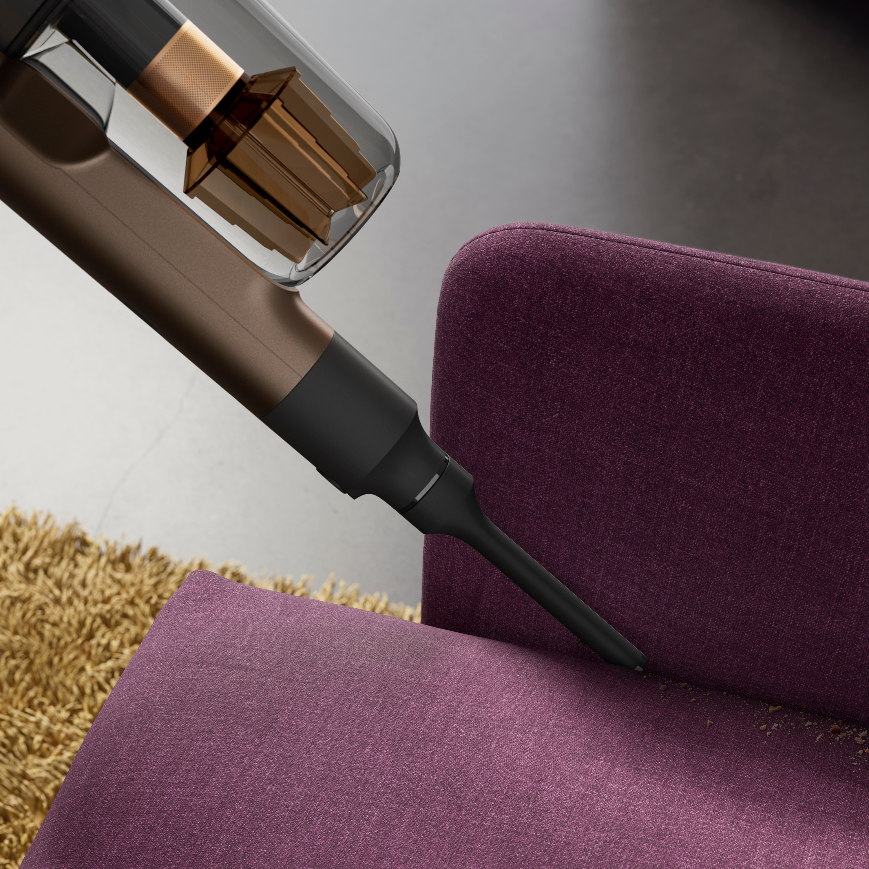 Handstaubsauger. Brauner Körper, schwarze Düse, Reinigung des lila Sofas. Grauer Boden mit gelbem Teppich.
