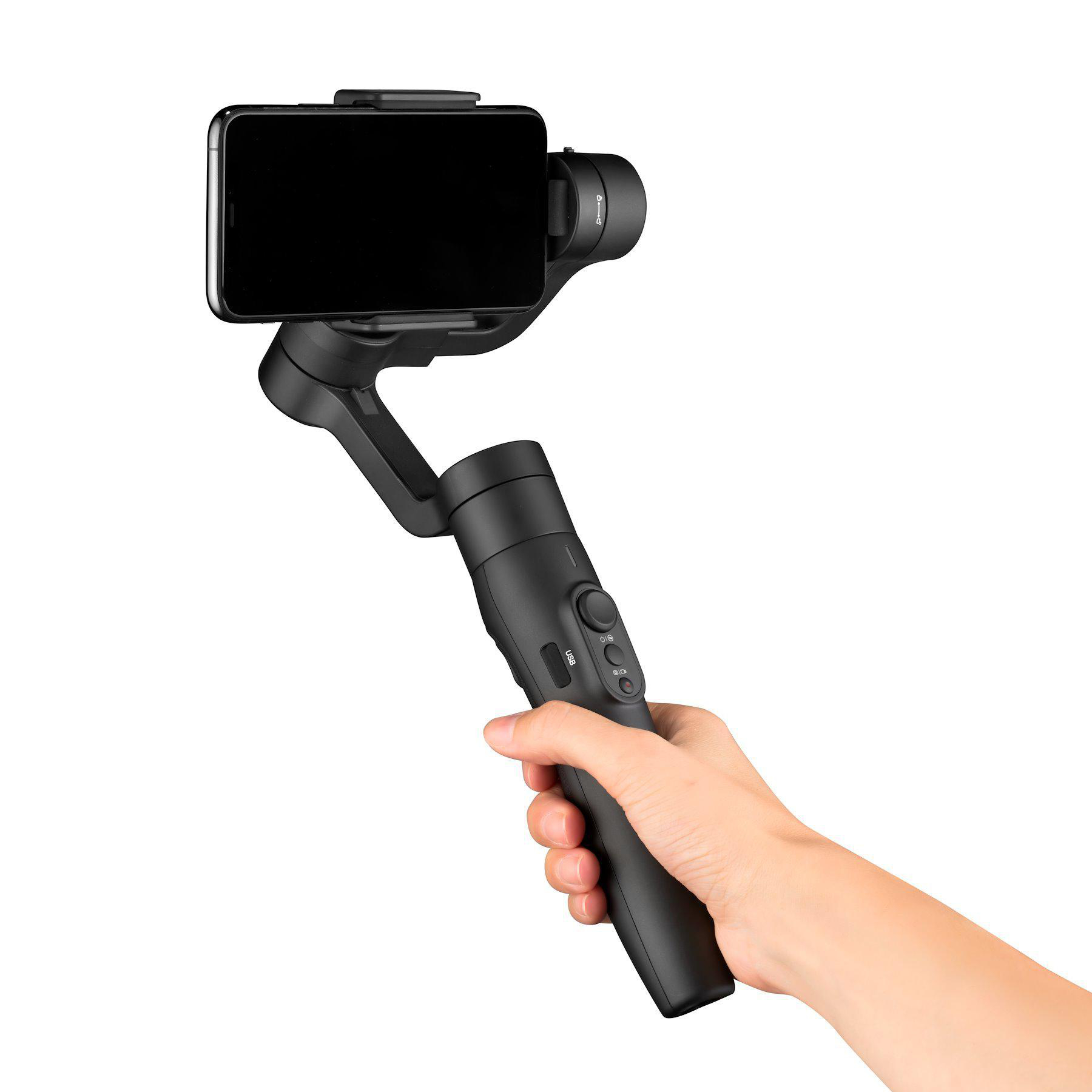 Hand hält ein schwarzes Smartphone-Gimbal. Telefon oben montiert, Bedienelemente am Griff.